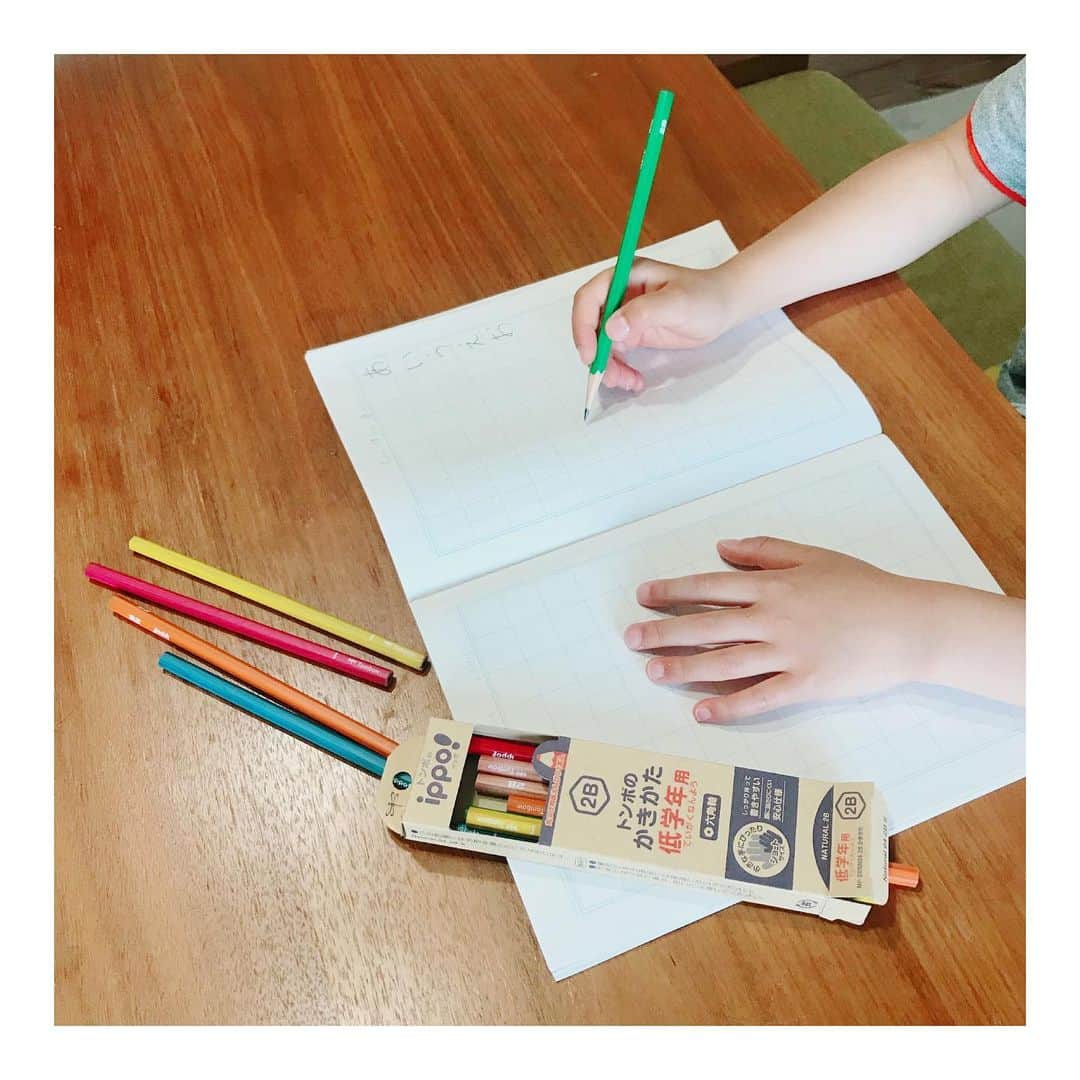カタダマチコ -kamiyajuku-さんのインスタグラム写真 - (カタダマチコ -kamiyajuku-Instagram)「\ Tombowのかきかた 低学年用 / 小さなお子様がいらっしゃる保護者の方へ。 . 小学1〜2年のこどもを指導していた頃、「キャップ外した方がいいよ」と何度か言うことがありました。 . 新品の通常サイズの鉛筆のうしろにキャップを付けると、元々低学年の子には長すぎる鉛筆が更に長くなり（写真2枚目）重心が後ろにかかりすぎます。そして顔の横に鉛筆がくるので少し邪魔になることがあります。 . 大人に置き換えると、短めの菜箸ほどの長さの鉛筆で書くような感覚かもしれません。 . ですので、元々短めに作られた鉛筆は、幼児や低学年のお子さんがラクに持てるから良いと思います（写真3.4枚目） . かといって、あまりにも短い鉛筆は握り込むような持ち方になり、筆圧がかかりすぎるので、ホルダーやキャップで調整すると良いでしょう。 . 幼児〜1年生の頃に覚えてしまった持ち方は直すことが難しいです。 字を覚えることも大切ですが、美しい字を書くには持ち方を正すことも大切です。 ちょうどよい長さの鉛筆を持たせることも綺麗な持ち方につながるかもしれません。 . . #個人的には三角形より六角形か丸形の鉛筆をおすすめする #Tombow#トンボ鉛筆#鉛筆 #字#ボールペン#ボールペン字#ボールペン字講座#硬筆#筆#筆記用具#手書きツイート#文字#美文字#習字#ペン字#ペン習字#書道#毛筆#筆 #calligraphy#Japanesecalligraphy#japan#japanese#japaneseart#tokyo#ballpointpen」5月20日 13時44分 - machiko798