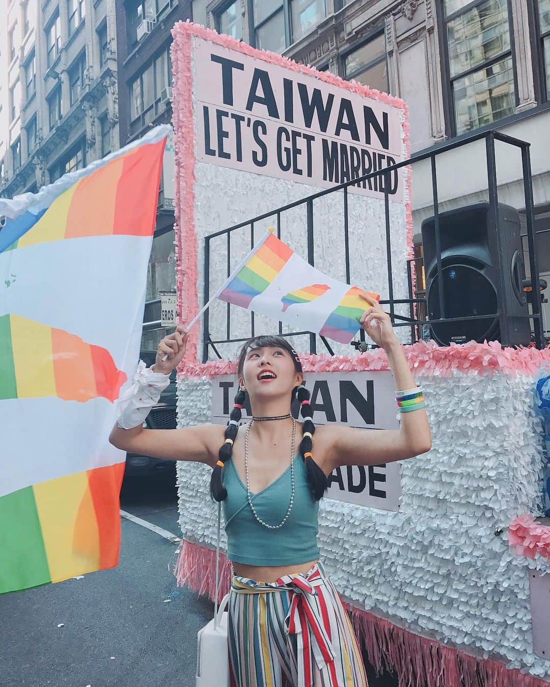 Dewi Chienさんのインスタグラム写真 - (Dewi ChienInstagram)「🌈這是兩年前在紐約的遊行，終於！每個人都擁有追求幸福的權利💚 💪🏻#婚姻平權#性平教育#五月十七日#國際不再恐同日」5月20日 13時35分 - dewichien