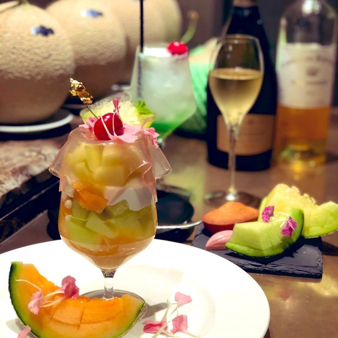 eguchikazuakiのインスタグラム：「第19回スイーツテーブル【メロンな気持ち】🍈あっといいまに無事に終わりました、今回メロンを探すのに苦労したのですが、、、 生産者番号188　山崎　靖史さん、885　原　弘明さんステキなクラウンメロンをありがとうございます😊 ・クラウンメロンを筆頭にレノンハートとイバラキングをご用意しましたが、どれも味がしっかりしていて農家さんのパワーを感じました🍈🍈最高級は違いますね ・ 私はメロンもチョコレートも育てられないので生産者さんには日々感謝しかありません、お金を払うとか、そういう事ではなくて感謝や尊敬の気持ち、大事に使わせていただく。そんな気持ちが大切だと思います🍈 ・ なんでも当たり前のようにものが手に入る時代だからこそ考えて大切にしたいです🍈 そんなパワーを持つ素敵なメロンを使ったイベントは、お客様との最高の時間でした💪 カカオのメロンソーダまたやりたいな😋 ・ #delimmo #デリーモ #スイーツテーブル #チョコレート #メロン #イベント #レノンハート #クラウンメロン #イバラキング #マスクメロン #紅秀峰 #ナガノパープル #シャンパン #メロンソーダ #クリームソーダ #カカオ #パティシエ #ショコラティエ #eguchikazuaki #江口和明」