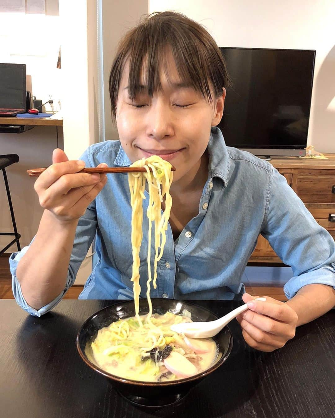 みきママさんのインスタグラム写真 - (みきママInstagram)「【ランチは長崎ちゃんぽんです〜！】. . . 長崎の味を再現しました〜‼️. . . 麺はつけ麺の麺を茹でずにそのまま入れるのが長崎流なんだって。スープは豚骨になるように豆乳で代用しました。 . . そしたらさ、スープにとろみが軽くついて、めちゃうまです🤤🤤🤤. . スープまで飲み干しても栄養たっぷり❤️❤️❤️. . . また作ろう😋😋😋😋」5月20日 13時42分 - mikimama_official