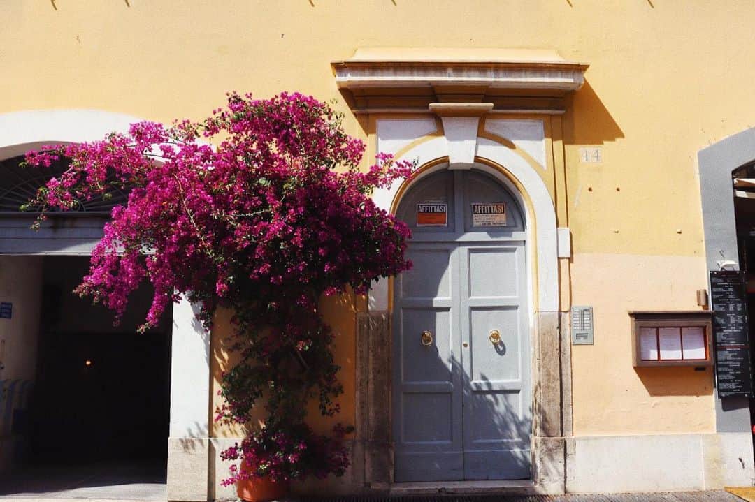 広瀬未花さんのインスタグラム写真 - (広瀬未花Instagram)「クリーム色の家にブーゲンビリア。 街中に宿る素朴な美しさに 衝動的にカメラのレンズが向いてました☺︎ 可愛いお家だなぁ〜  #Italy #travel #memories  #canoneoskissx10  #カメラのある旅」5月20日 13時42分 - micahirose