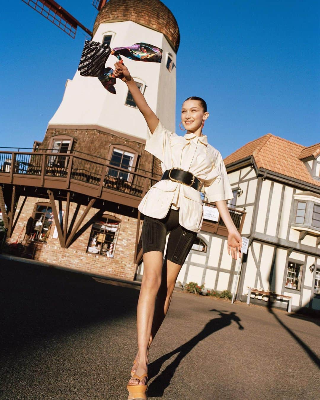 Vogue Runwayさんのインスタグラム写真 - (Vogue RunwayInstagram)「Spring has sprung! Tap the link in our bio to see @BellaHadid take this season's structured handbags for a walk around Solvang, California, where Danish charm meets sun-filled sweetness.」5月20日 4時44分 - voguerunway
