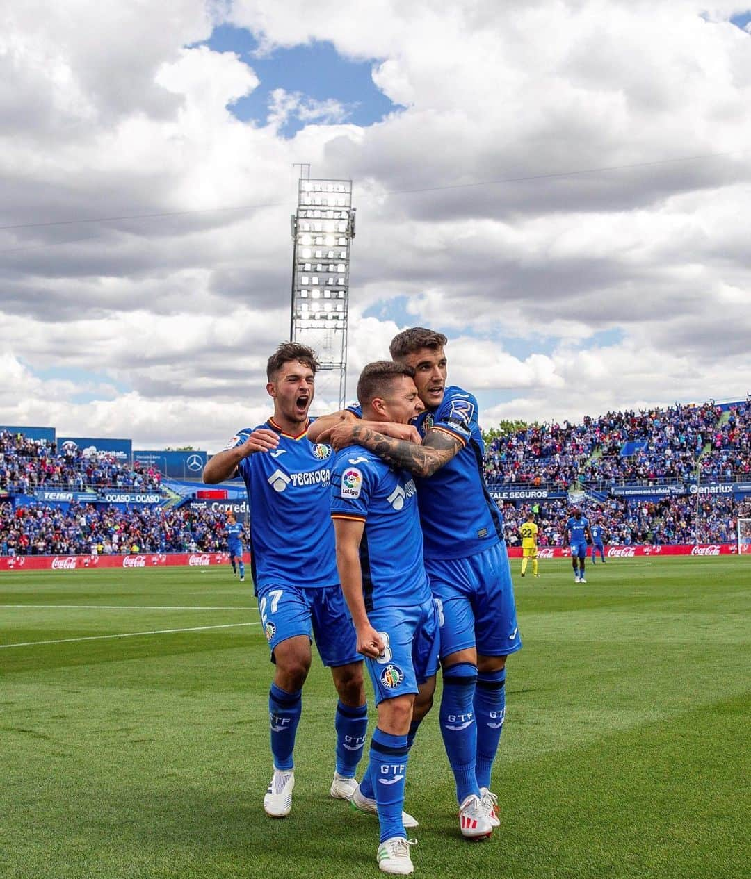 LFPさんのインスタグラム写真 - (LFPInstagram)「Successful gladiators at their Coliseum! 💪🏻 💙 @getafecf 💙 • #Getafe #LaLigaSantander #LaLiga」5月20日 4時47分 - laliga