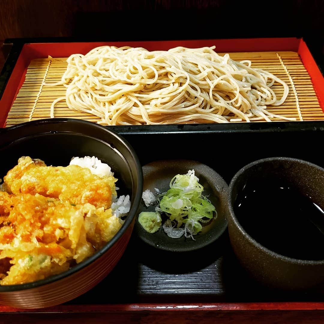 東朋宏さんのインスタグラム写真 - (東朋宏Instagram)「夜中にラーメンばっかり食べるの止めなって奥さんに怒られたから今日はかき揚げ丼と蕎麦‼️ これなら怒られないでしょ？(笑)  #薬酒インスタ対決 #蕎麦 #かき揚げ丼  #和食 #飯テログラム #足りないから帰って朝飯食べよう」5月20日 4時54分 - tomohiro_azuma