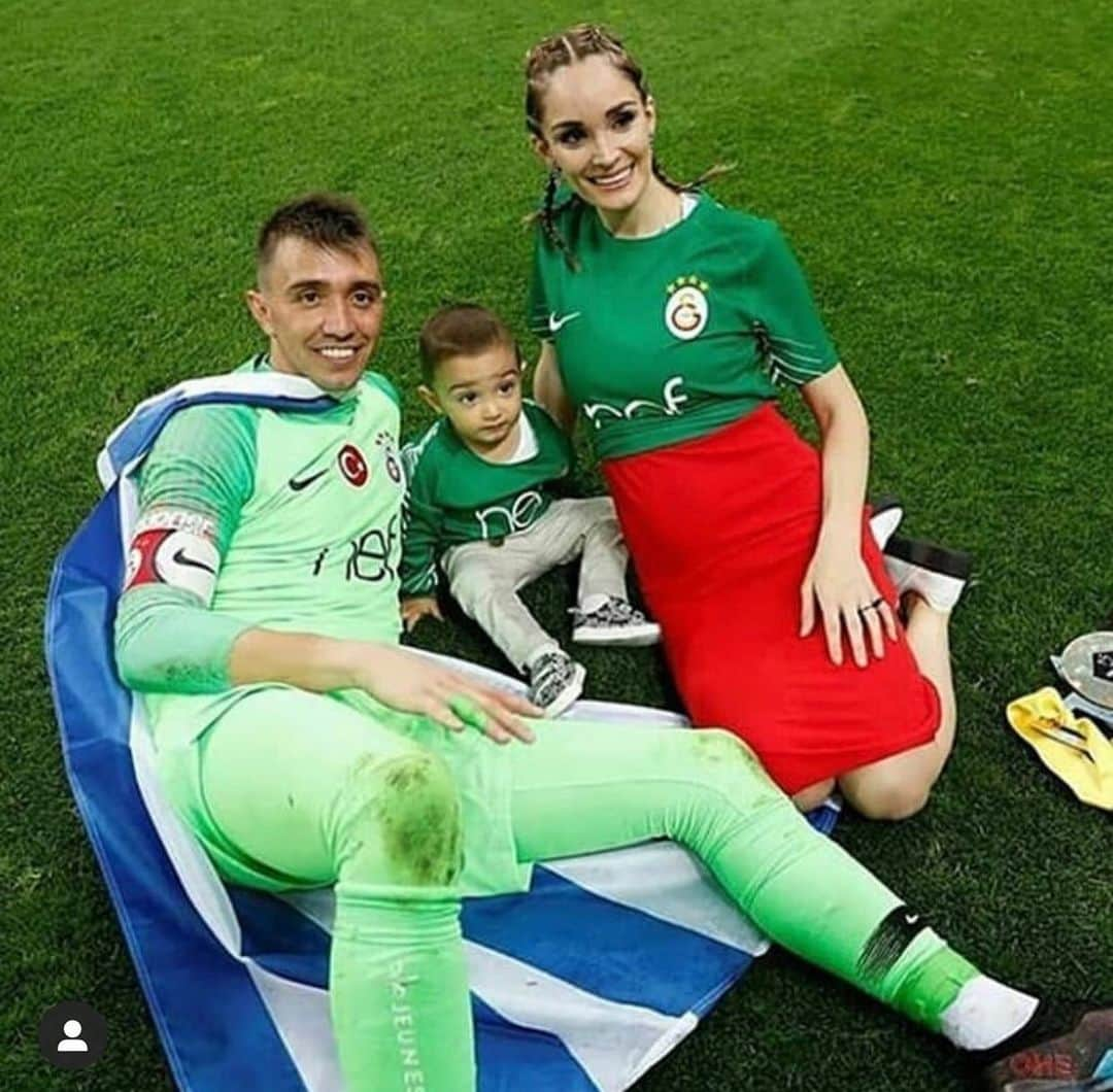 フェルナンド・ムスレラさんのインスタグラム写真 - (フェルナンド・ムスレラInstagram)「Gracias fútbol 🥅 por cumplirme sueños increíbles y a mi familia por estar siempre LOS AMO 💛❤️ #KAI #2 #Kupakazandi #FPK_O @patriciacallero」5月20日 4時58分 - muslera