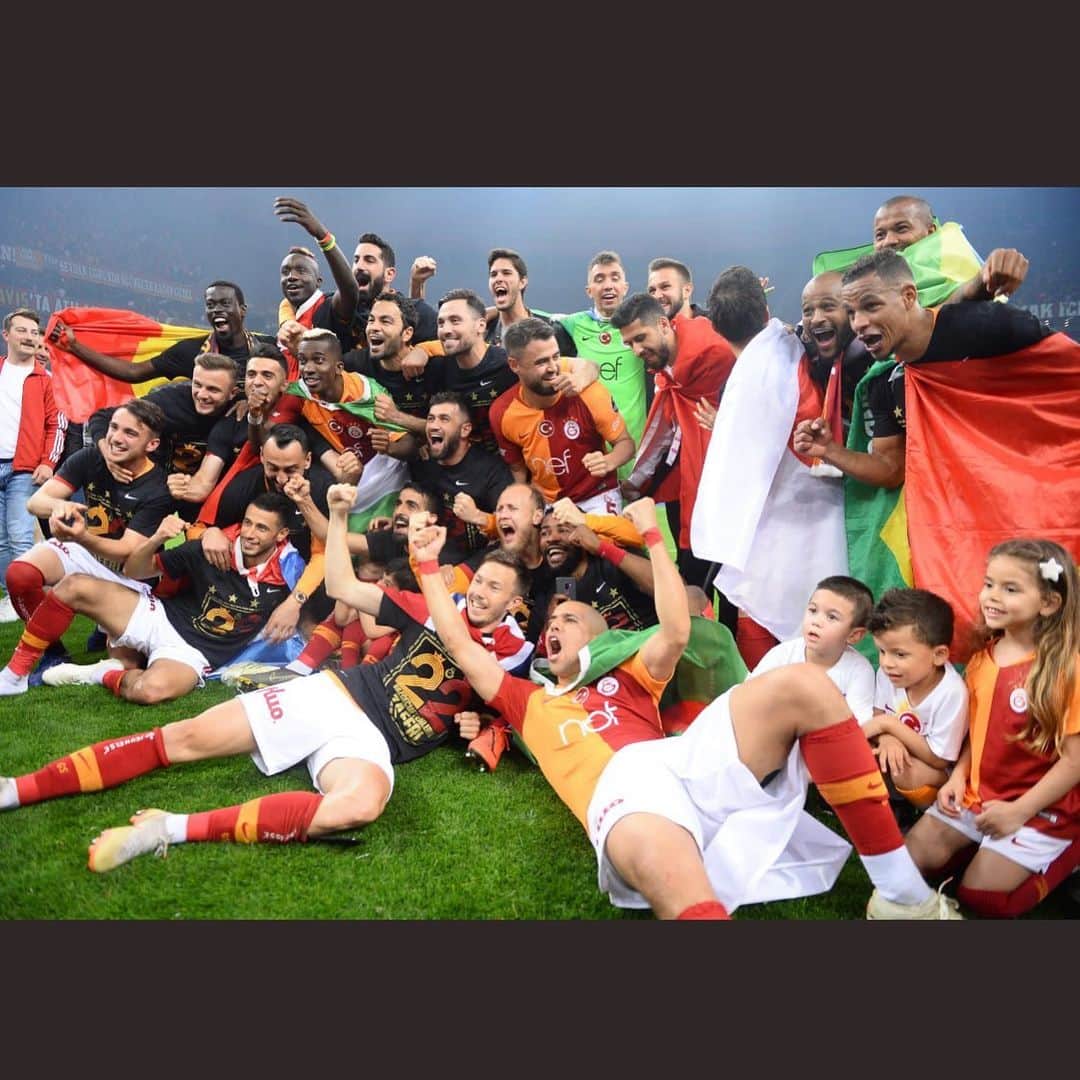 マルティン･リネスのインスタグラム：「Sampiyon 🥇❤️💛 2/2 ✅」