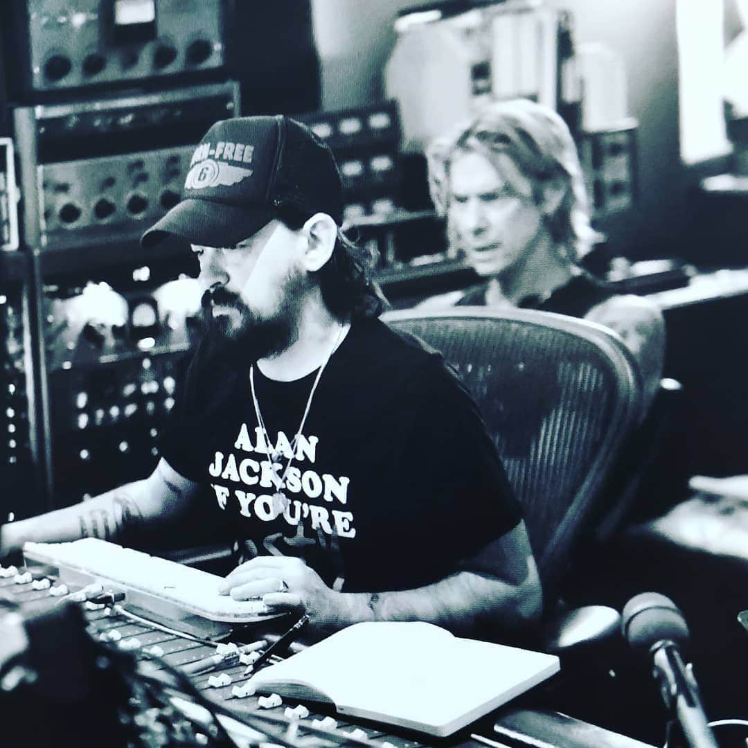 ダフ・マッケイガンさんのインスタグラム写真 - (ダフ・マッケイガンInstagram)「Happy 40th Birthday @shooterjennings ! What a bad motherf*cker.」5月20日 5時06分 - duffmckagan