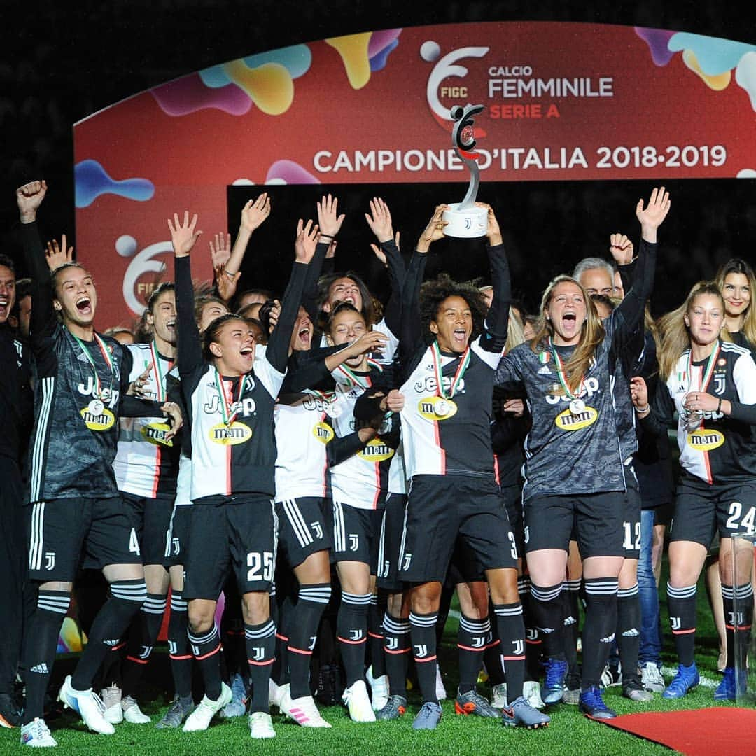 ユヴェントスFCさんのインスタグラム写真 - (ユヴェントスFCInstagram)「THE moment Juventus Women lift their Serie A title to the sky at Allianz Stadium 🏆😍🙌 #HERE2STAY」5月20日 5時10分 - juventus