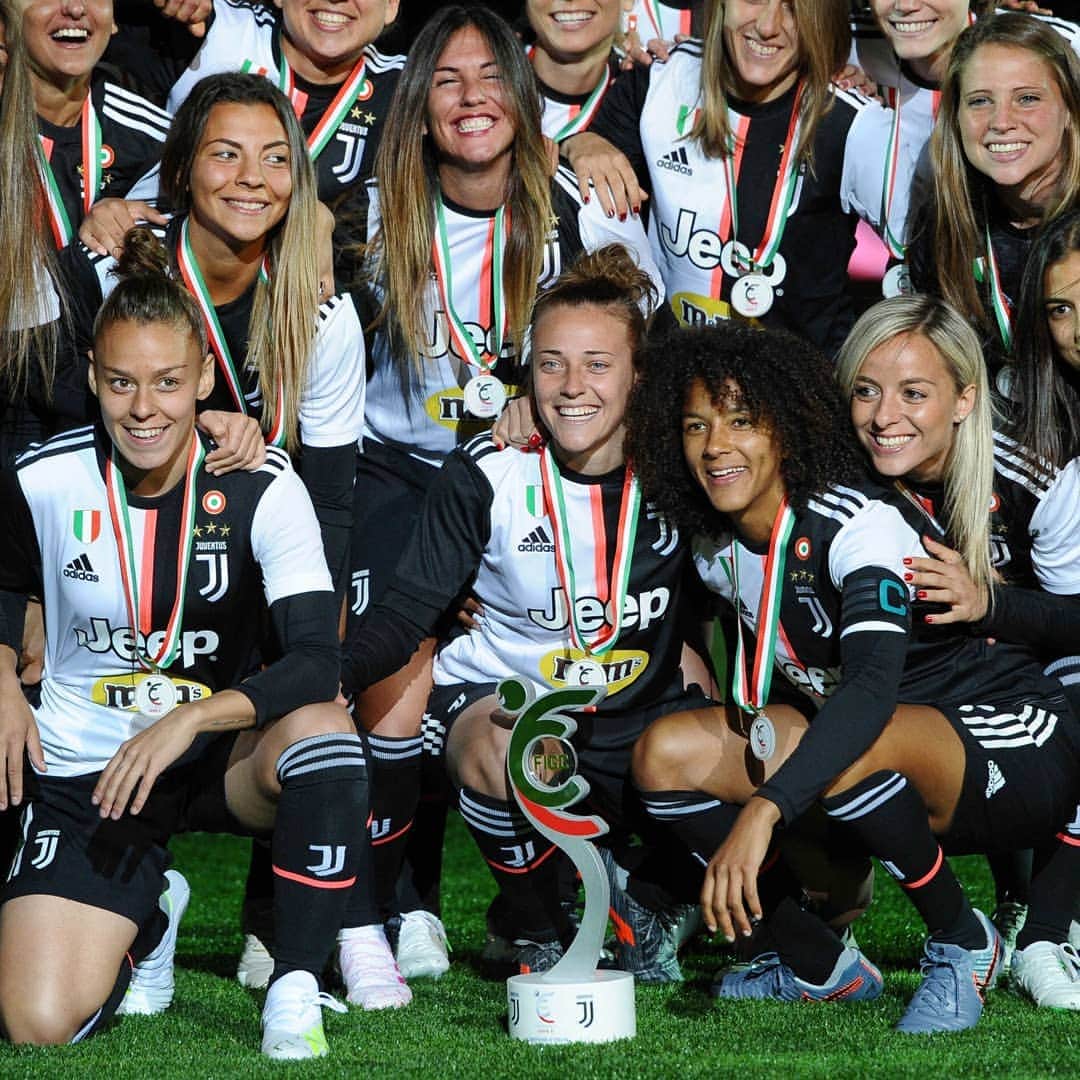 ユヴェントスFCさんのインスタグラム写真 - (ユヴェントスFCInstagram)「THE moment Juventus Women lift their Serie A title to the sky at Allianz Stadium 🏆😍🙌 #HERE2STAY」5月20日 5時10分 - juventus