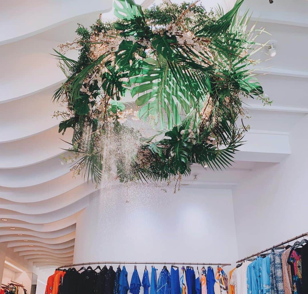 LIECOLLECTIONさんのインスタグラム写真 - (LIECOLLECTIONInstagram)「Installation Inspiration 🌴🌺 Come Visit our Flagship in the Meatpacking District of Manhattan!  @liesangbong @blankspaceart  #liecollection #collection #display #art #blankspaceart #flagshipdisplay #liesangbong #showroom #work #color #pink #floral #flagship #inspiration #beauty #plants #floraldesign #tropical #spring  #window #design」5月20日 5時11分 - liecollection_
