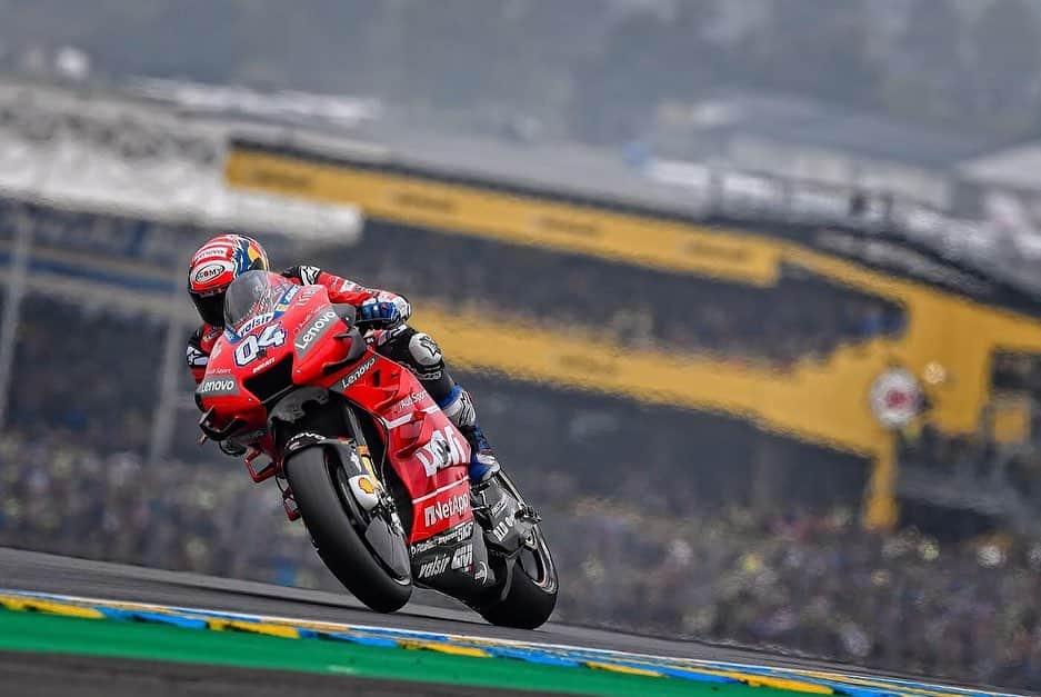 アンドレア・ドヴィツィオーゾさんのインスタグラム写真 - (アンドレア・ドヴィツィオーゾInstagram)「🔴🔴 #FrenchGP #dovi04 #desmodovi #AD04 #forzaducati #motogp #alpinestars #suomyhelmets #redbull #oldwildwest #biotekna #mondottica #ducatieyewear 📷 @marc_robinot」5月20日 5時11分 - andreadovizioso