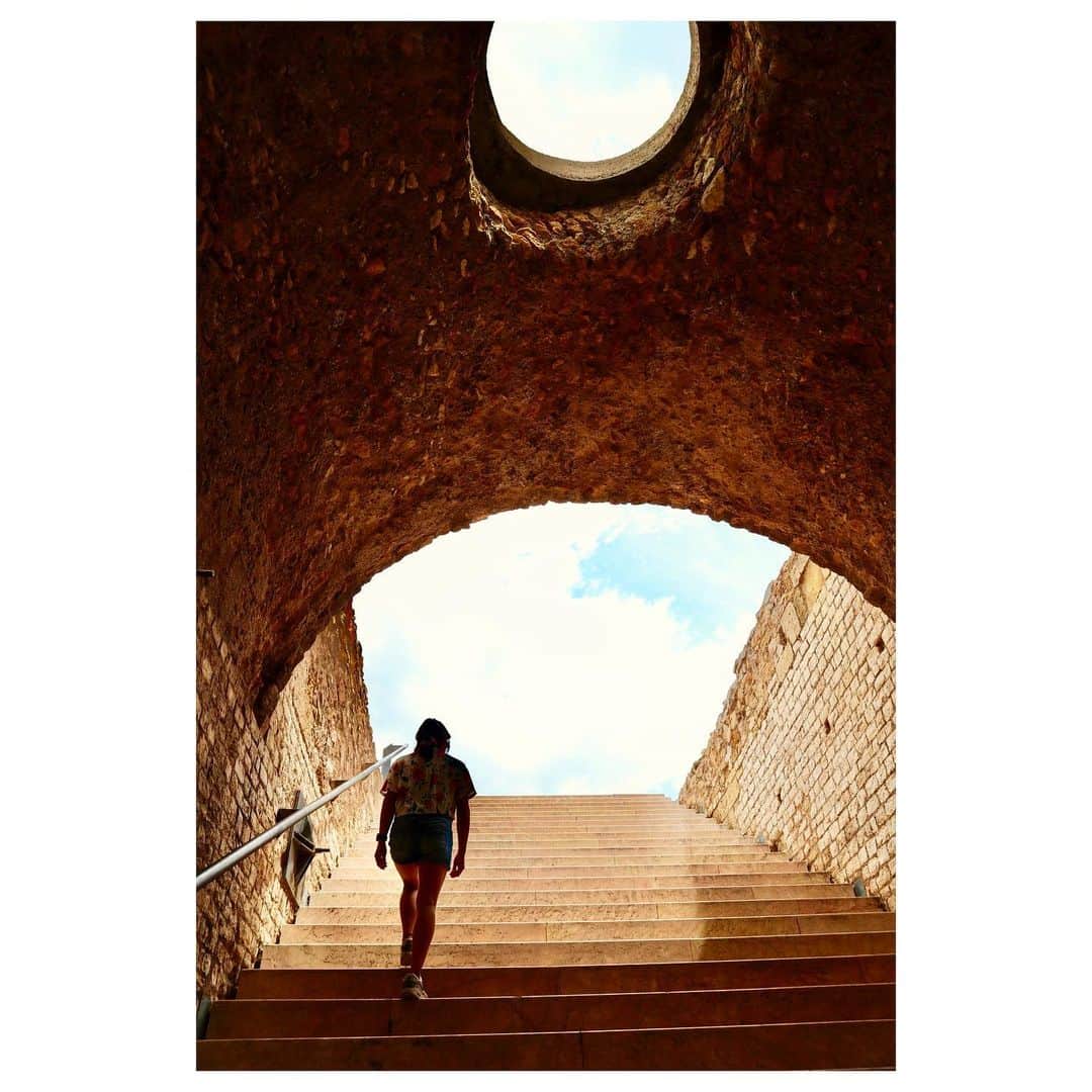 小林由佳のインスタグラム：「Holiday in Spain🇪🇸💃  can you find a pigeon in my pictures??𓅪 #遺跡 #サングリア🍷 #ビーチ🏖 #ジェラート🍦 #遺跡 #1番のお気に入りは穴から覗くポッポ🦆」