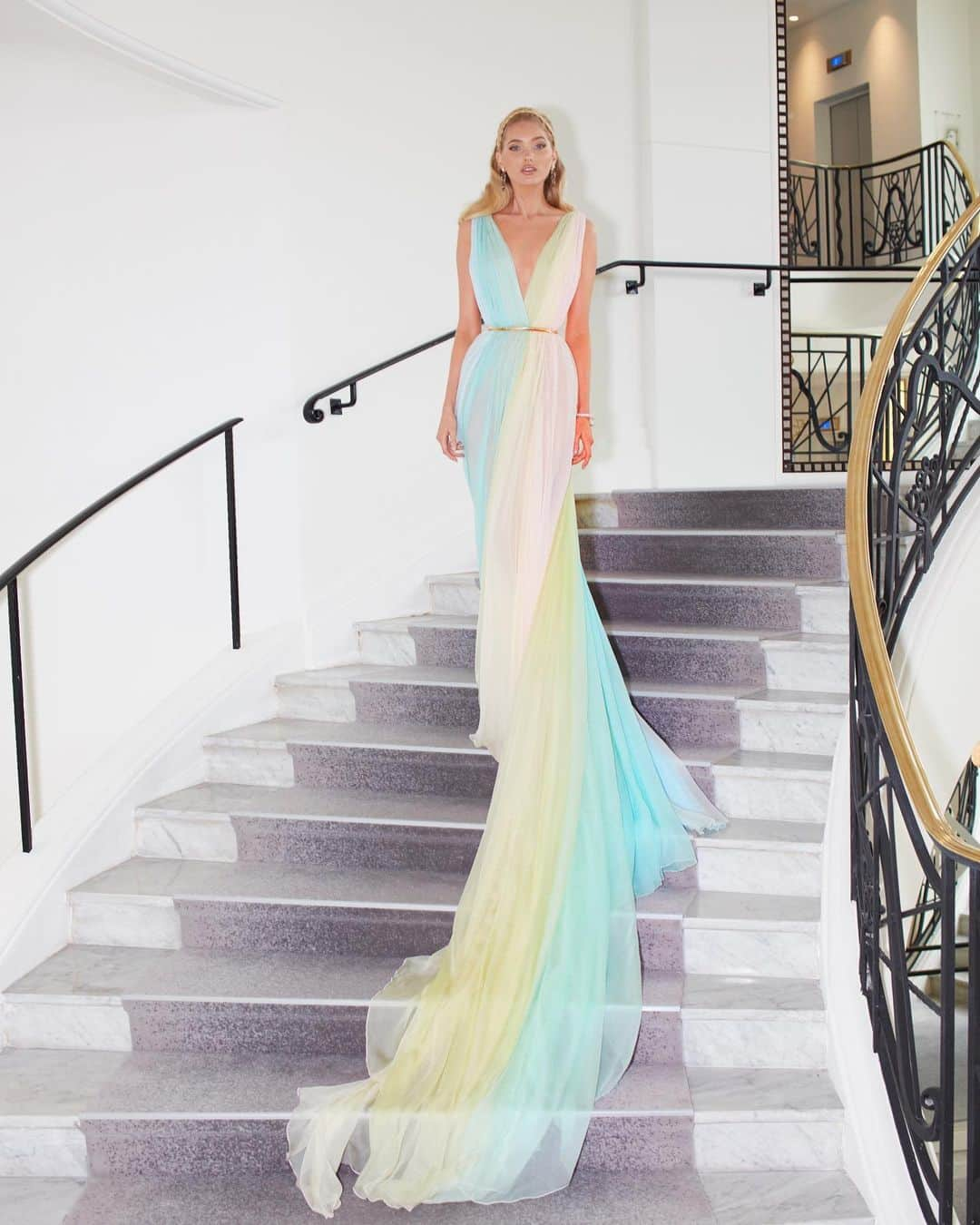 エトロさんのインスタグラム写真 - (エトロInstagram)「#ElsaHosk makes our fairy tale dreams come true in custom #Etro, moments before hitting the red carpet at the 72nd Cannes Film Festival. Styled by @elizabethsulcer Ph @derekkettela #EtroInCannes #EtroEverywhere #EtroCelebs #Cannes2019」5月20日 5時21分 - etro