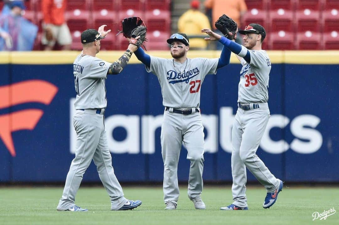 Los Angeles Dodgersさんのインスタグラム写真 - (Los Angeles DodgersInstagram)「Victory formation!」5月20日 5時22分 - dodgers