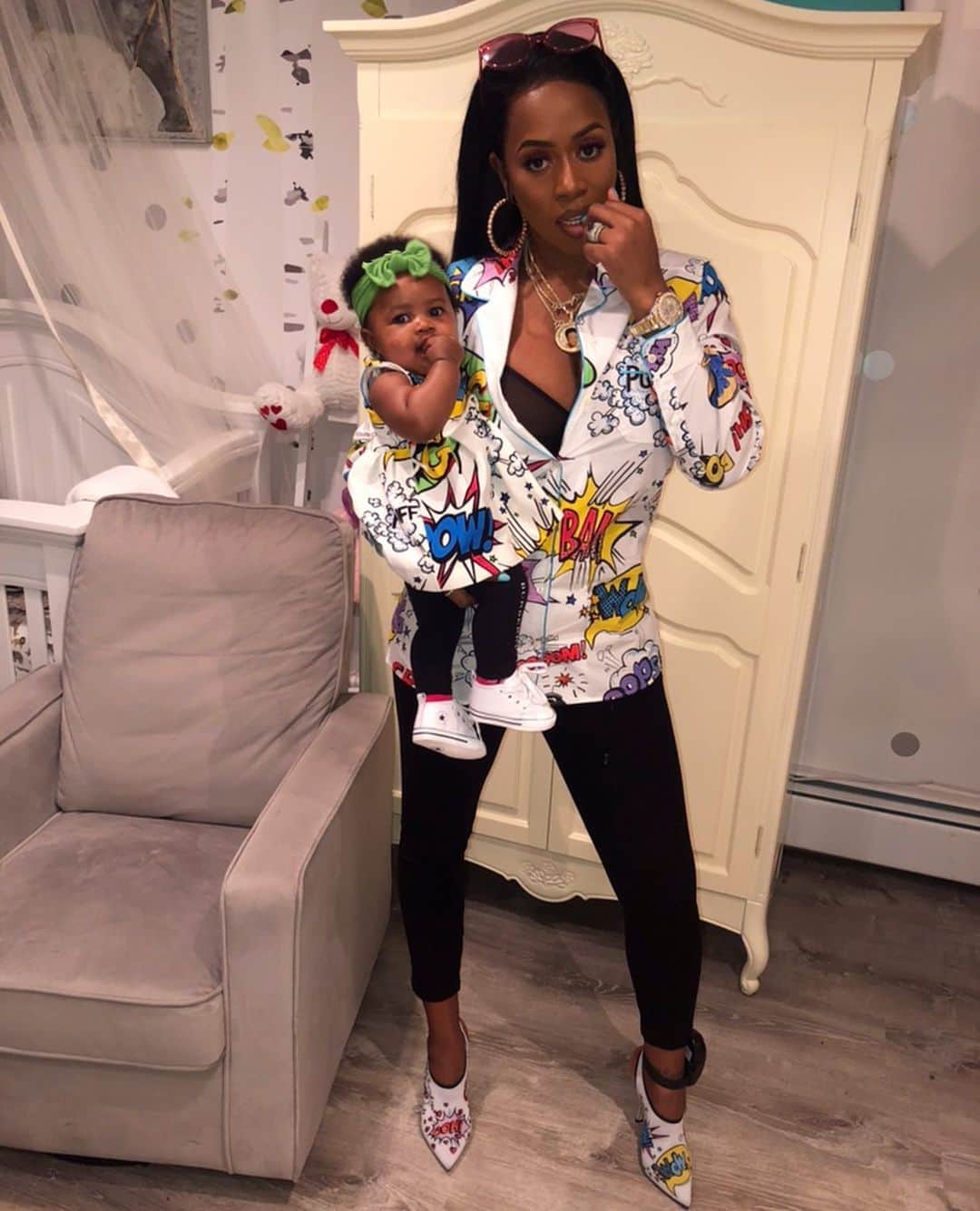 レミー・マーのインスタグラム：「I spend as much time as I possibly can in the nursery with my @ReminisceMacKenzieMackie & my @PapoosePapoose 🥰 #MeetTheMackies #BlackLove #RemAndPapAndMac #KenzieGirl #TheGoldenChild」