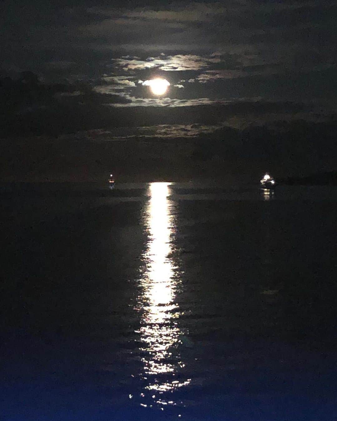 アントニオ・バンデラスさんのインスタグラム写真 - (アントニオ・バンデラスInstagram)「Después de los flashes, la luz de la Luna! After the flashes, the moonlight! _____  #cannes2019 #mediterranean #moon」5月20日 5時33分 - antoniobanderas
