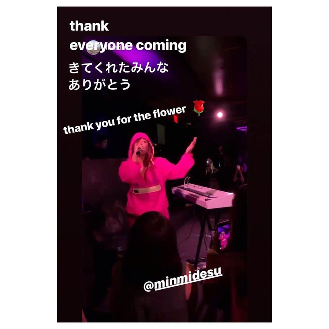 MINMIさんのインスタグラム写真 - (MINMIInstagram)「LAでcelebrateion ウェルカムパーティーを開催してもらいました。ステージ見に来てくれたのは日本人の方を中心に黒人白人さまざまな国の人達。 ノリがメッチャ良くて aliciakeys もサマータイム大合唱で、はい。 とっても楽しかった！w L.Aでは大阪で歌い始めた時に似た初々しい気持ち。環境の違いとかも楽しめてます♪20代の頃と違うのは子育て1人しながらどう自分の夢をゼロから作るか...。 だね 😌 ふむ🤔🤔🤔 でも子供達と生きてる事で不安よりも大切に感じたいのは？？？ やはり "一緒に生きてるってメッチャヤバイ" ってこと  w （♪ motherの歌詞より。） 子供にとって今とても大事なベースを、作る時間だから "ママドリーマー"としては 焦らず 比べす 怠けず！楽しんで♡ 夢を切り拓いていくわ っ✌️😝 とにかくファーストステージ、オーディエンスの声がとても愛いっぱいでとても胸いっぱいで、幸せだった 楽しかったーーー 来てくれた皆様ありがとう！ 英訳はのちほど！」5月20日 5時27分 - minmidesu