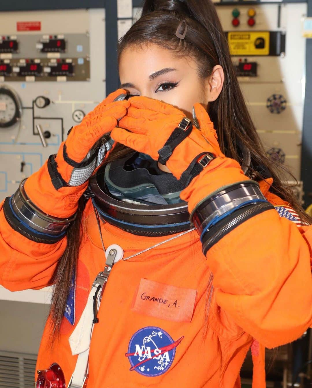 Alfredo Floresさんのインスタグラム写真 - (Alfredo FloresInstagram)「got to shoot at #NASA yesterday... 🤯🚀 INSANE @arianagrande 👨🏽‍🚀📸👩🏼‍🚀」5月20日 5時36分 - alfredoflores