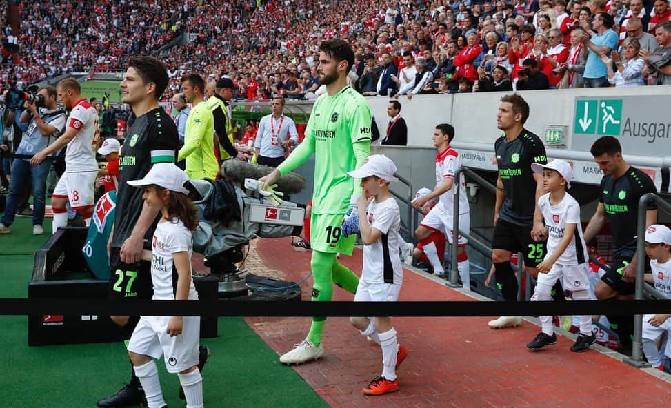 ザムエル・ラートリンガーのインスタグラム：「Ich bin sehr glücklich und dankbar mein @bundesliga_en  Debüt gegeben zu haben. Besser spät als nie 😅 @hannover96 #niemalsallein」