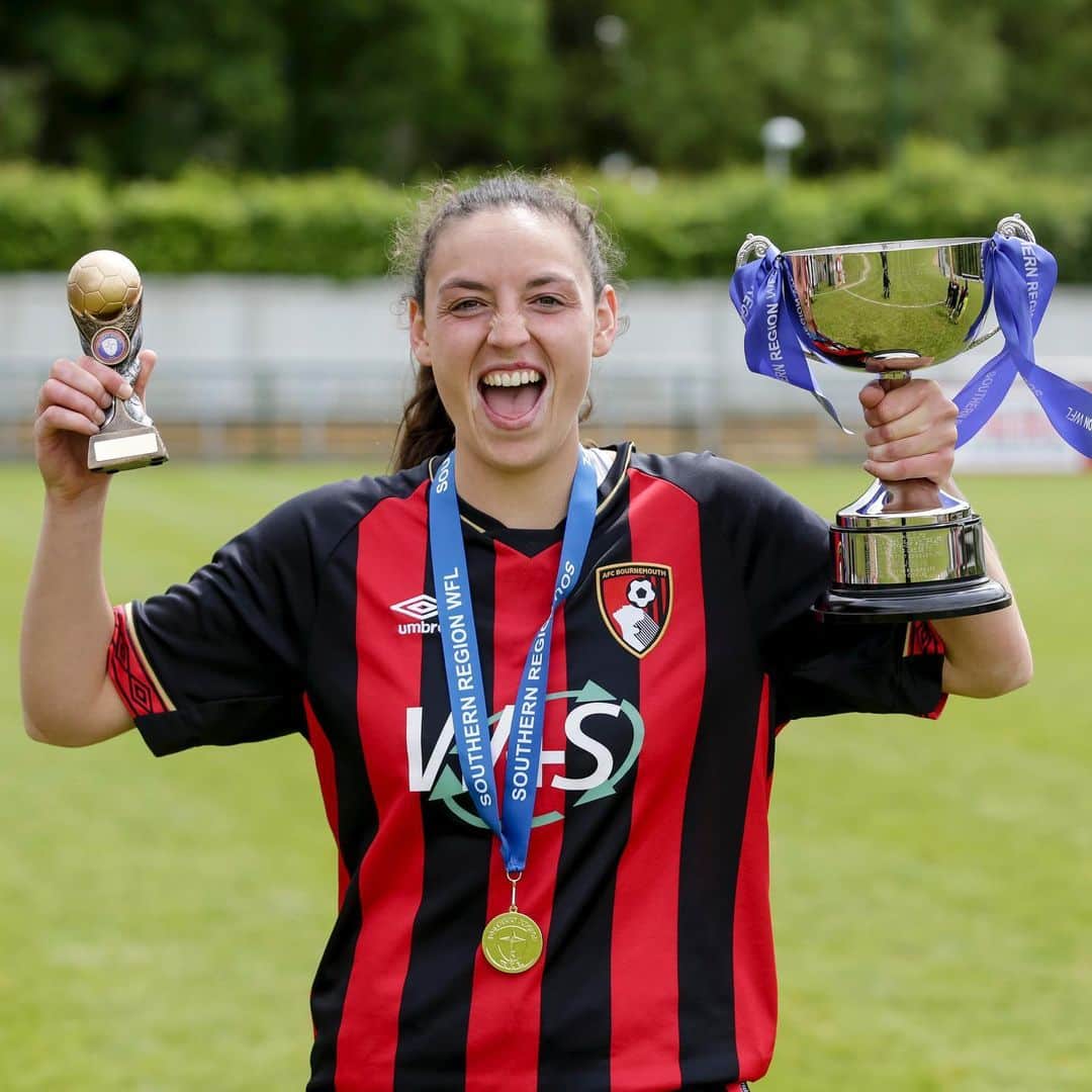 AFCボーンマスさんのインスタグラム写真 - (AFCボーンマスInstagram)「Hat-trick ✅  Player of the Match ✅  Cup win ✅  A great weekend for Chloe Tape 🙌 #afcb 🍒」5月20日 5時40分 - afcb