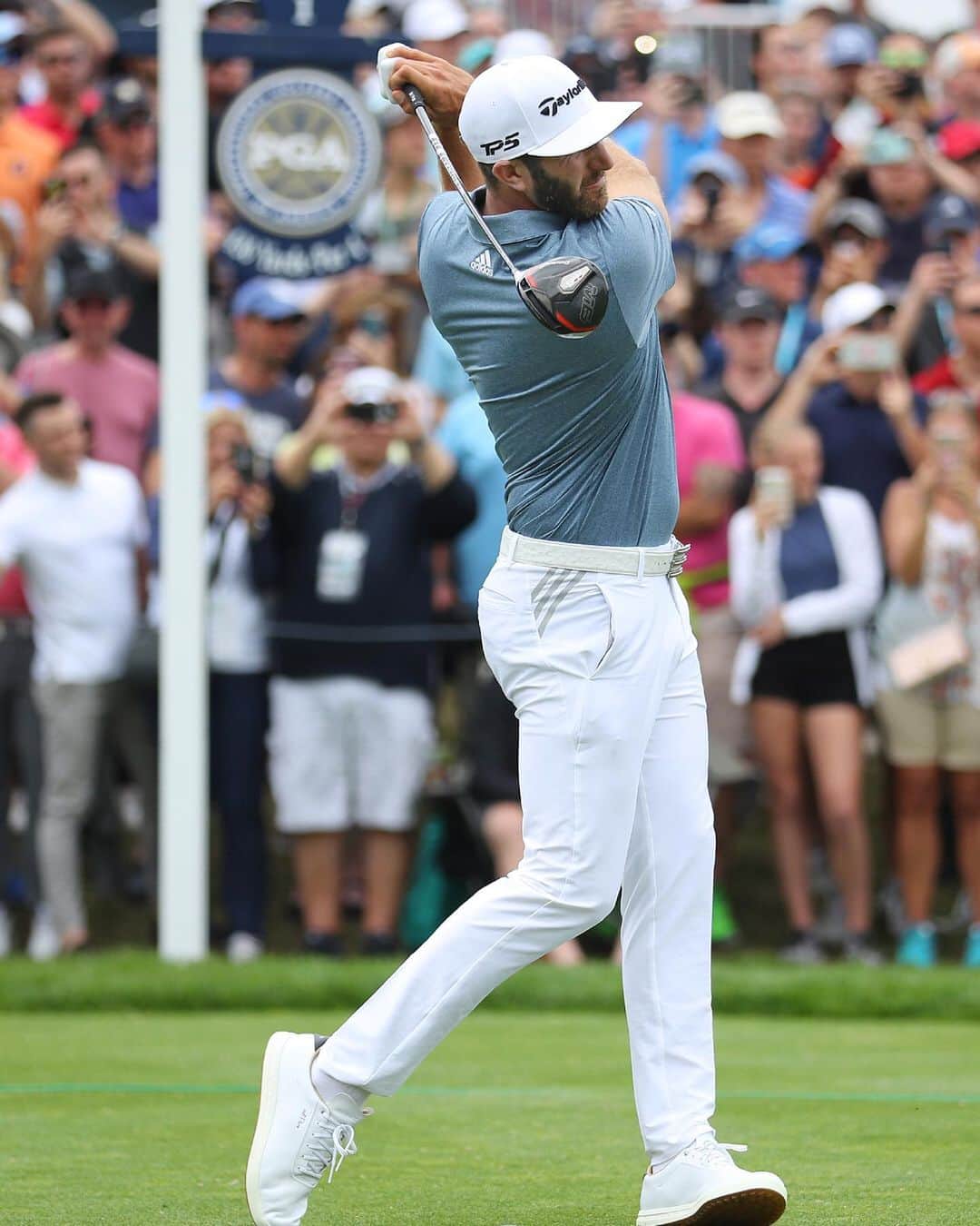 PGA TOURさんのインスタグラム写真 - (PGA TOURInstagram)「The best front 9 on Sunday?  @djohnsonpga went out in 32 at Bethpage Black. Can he chase down Koepka on the back?  #LiveUnderPar」5月20日 5時48分 - pgatour