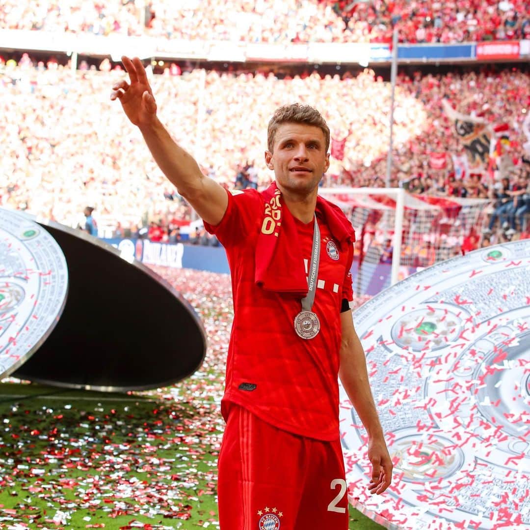 トーマス・ミュラーのインスタグラム：「I love to win the 🏵! My 8th Deutsche Meisterschaft with @fcbayern ⚽️😄 #miasanmeister #fcbayern #bundesliga #esmuellert #thomasmüller」
