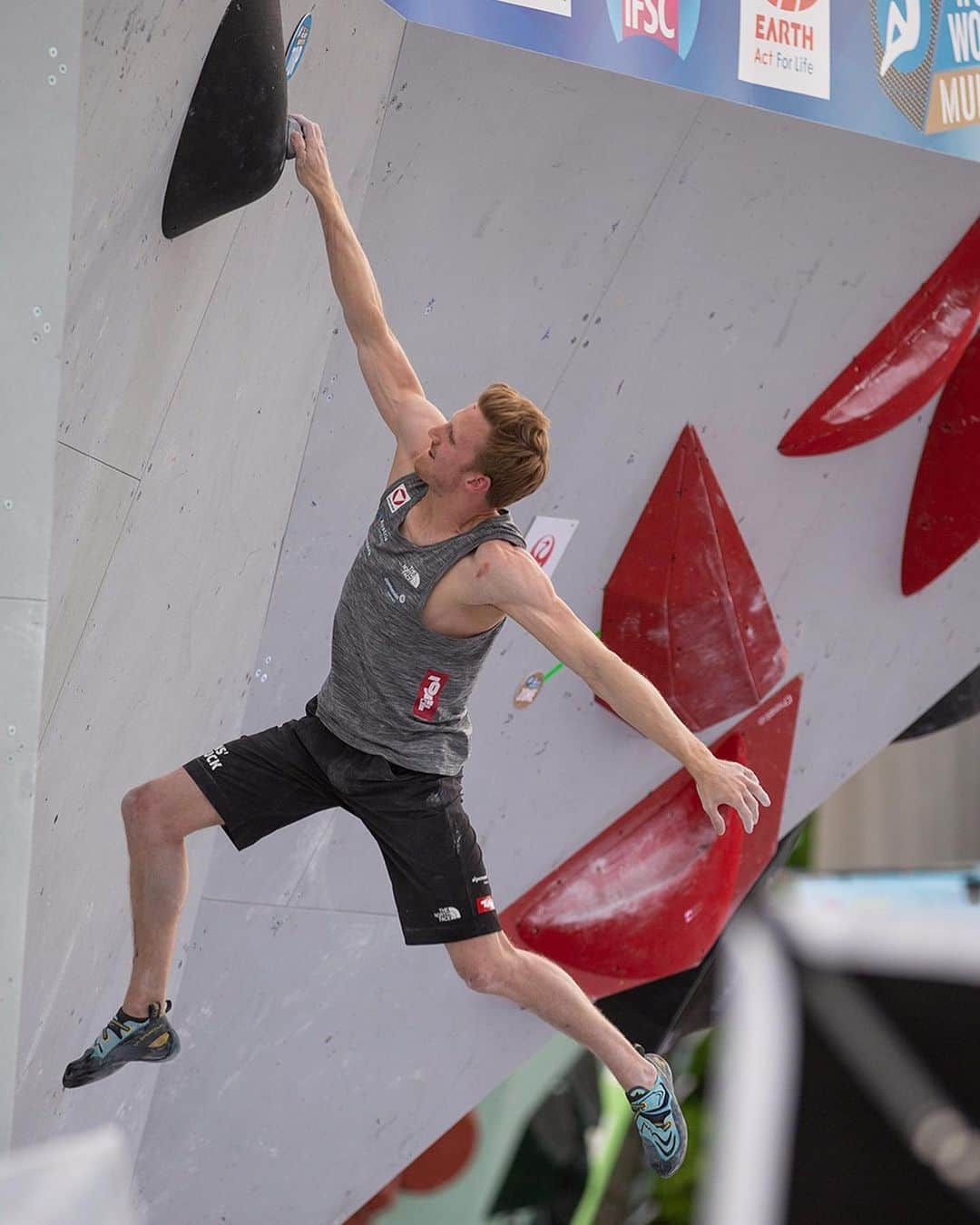 ヤコブ・シューベルトさんのインスタグラム写真 - (ヤコブ・シューベルトInstagram)「What a day 😱🎉🎉 First place 🥇 here in Munich in front of an amazing crowd! My 3rd bouldering Worldcup victory, with the last one back in 2013.  @adam.ondra climbed fantastically in Finals flashing the first three boulders but he failed to reach the zone on B4 and I took my chance to ‚steal‘ his win.  My buddy @janhojer completed the podium 🙌💪🏿 Congrats as well to @janja_garnbret who won her 5th!!! consecutive Bouldering Worldcup this season 😱👏🏼 • Photo by @wilhelmheiko from the top that I had to work very hard for. A (for me) hard slab with a big one arm jump finisher 2nd Photo: celebrating the top of B4 • #ifscwc #bouldering #victory #whataday #iwillneverforget #climbing #climber #myinnsbruck  @mammut_swiss1862 @raiffeisen @heeressportzentrum @lasportivagram @innsbrucktourism @gloryfy @thecrag_worldwide」5月20日 5時54分 - jakob.schubert