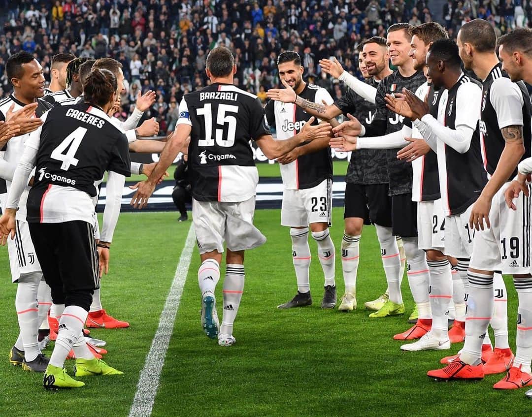 フェデリコ・ベルナルデスキのインスタグラム：「L’ultima partita della stagione allo Stadium non poteva che essere speciale: oggi, insieme ai nostri tifosi, celebriamo due uomini che hanno scritto la storia di questo club. Grazie Mister per tutta la passione che hai sempre dimostrato e per aver contribuito a creare una grande famiglia. 11 trofei in 5 anni sono già nella storia e non verranno mai dimenticati. Grazie @andreabarzagli15 per i tuoi consigli, il tuo esempio e per essere un amico prima che un compagno di squadra. Un grosso in bocca al lupo a entrambi! ⚪⚫ #W8NDERFUL #ForzaJuve #FinoAllaFine」