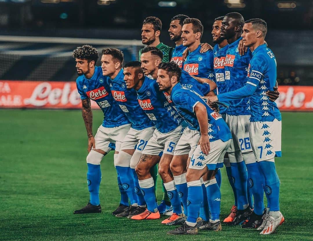 アルカディウシュ・ミリクのインスタグラム：「Bella vittoria, bravi ragazzi, grandi tifosi. 💪👏Forza Napoli Sempre! 💙  #Napoli #ForzaNapoliSempre #NapoliInter #SerieA」