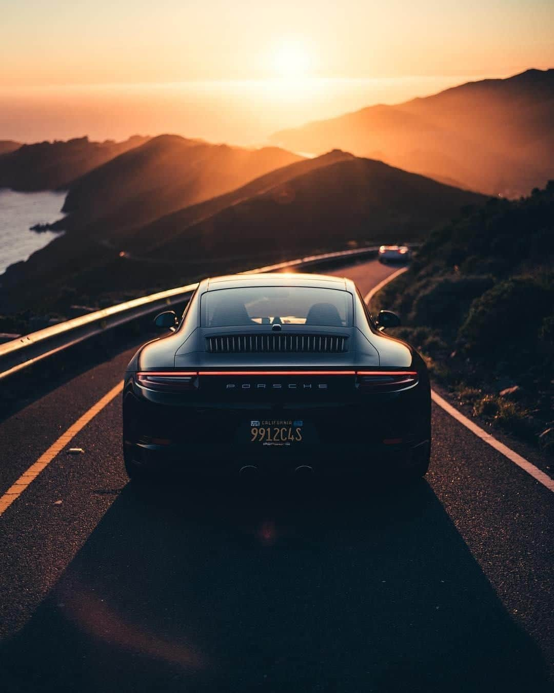 Porscheさんのインスタグラム写真 - (PorscheInstagram)「A new week is on the horizon. Settle in and enjoy the ride. #PorscheMoment #TimelessMachine #Porsche911 #991 #Porsche #Porsche991 (📷: @porschefectionist)」5月20日 6時12分 - porsche