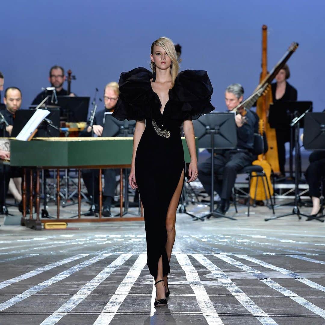 Fashion Weekのインスタグラム：「@CarlaZampatti closed out @fashionweekaus with a show-stopping runway that combined the designer's love of fashion and music including live music by @ausbrandenburgorchestra 💥 ⠀⠀ Photo by @gettyimages」