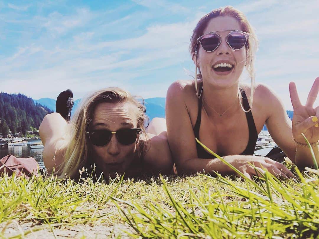 エミリー・ベット・リカーズのインスタグラム：「Don’t forget we got a good thing goin’ 🚲 - 🎿 Winter 2019 😘」