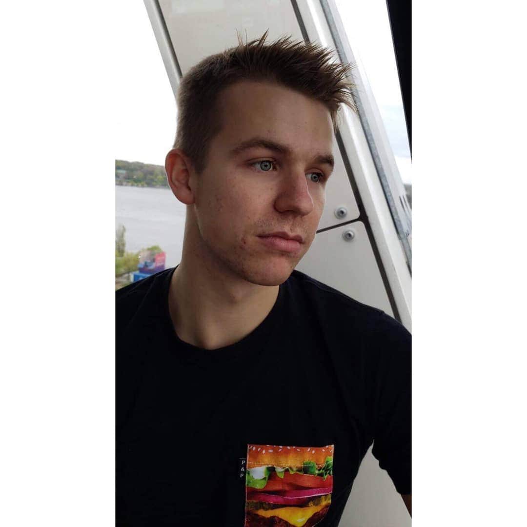 Mathieu Ostiguyのインスタグラム：「Mes cernes me remercient d'être enfin en vacances. • #pocheetfils #vacation #jaifaim #jeveuxunhamburger #jereveamonprochainhamburger」