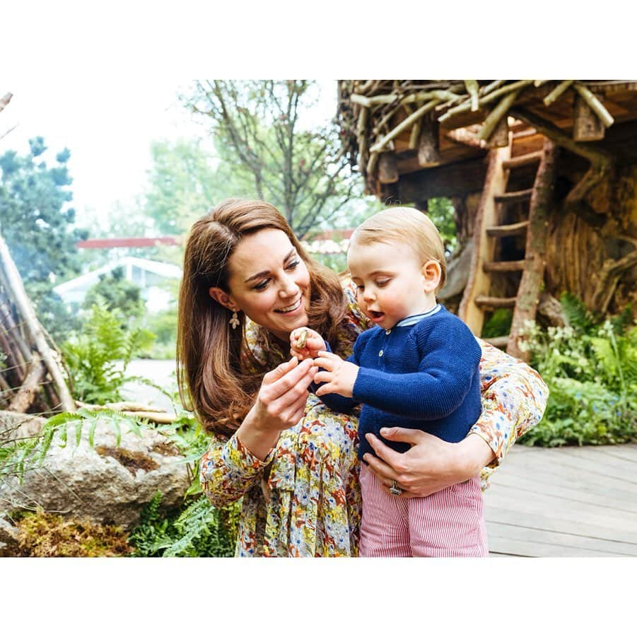 ウィリアム（ケンブリッジ公）さんのインスタグラム写真 - (ウィリアム（ケンブリッジ公）Instagram)「The Duke and Duchess of Cambridge are very pleased to share some new photographs of their family as they visited the RHS Back to Nature Garden at the #ChelseaFlowerShow on Sunday afternoon. The photographs were taken by @mattporteous.  The #RHSChelsea Back to Nature Garden, designed by The Duchess and award-winning landscape architects Andrée Davies and Adam White of Davies White Landscape Architects, is a woodland setting for families and communities to come together and connect with nature.  Her Royal Highness is a strong advocate for the proven benefits the outdoors has on physical and mental health, and the positive impact that nature and the environment can have on childhood development in particular.  Over the past months, Prince George, Princess Charlotte and Prince Louis have helped The Duchess gather moss, leaves and twigs to help decorate @The_RHS Back to Nature Garden. Hazel sticks collected by the family were also used to make the garden’s den.  The Duchess told Monty Don in an interview for the BBC: “I really feel that nature and being interactive outdoors has huge benefits on our physical and mental wellbeing, particularly for young children. I really hope that this woodland that we have created really inspires families, kids and communities to get outside, enjoy nature and the outdoors, and spend quality time together.”」5月20日 6時31分 - princeandprincessofwales