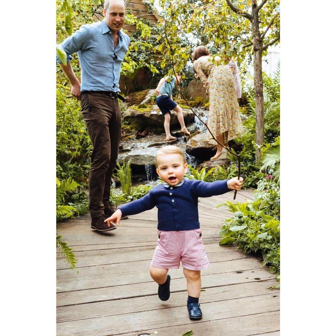 ロイヤル・ファミリーさんのインスタグラム写真 - (ロイヤル・ファミリーInstagram)「The Duke and Duchess of Cambridge are very pleased to share some new photographs of their family as they visited the Royal Horticultural Society (RHS) ‘Back to Nature’ Garden at the RHS Chelsea Flower Show this afternoon. The photographs were taken by @mattporteous.  @the_rhs Back to Nature Garden, designed by The Duchess and award-winning landscape architects Andrée Davies and Adam White of Davies White Landscape Architects, is a woodland setting for families and communities to come together and connect with nature.  Her Royal Highness is a strong advocate for the proven benefits the outdoors has on physical and mental health, and the positive impact that nature and the environment can have on childhood development in particular.  Over the past months, Prince George, Princess Charlotte and Prince Louis have helped The Duchess gather moss, leaves and twigs to help decorate the garden. Hazel sticks collected by the family were also used to make the garden’s den.  Tomorrow Her Majesty The Queen, accompanied by other Members of the Royal Family, will attend the RHS Chelsea Flower Show.」5月20日 6時32分 - theroyalfamily