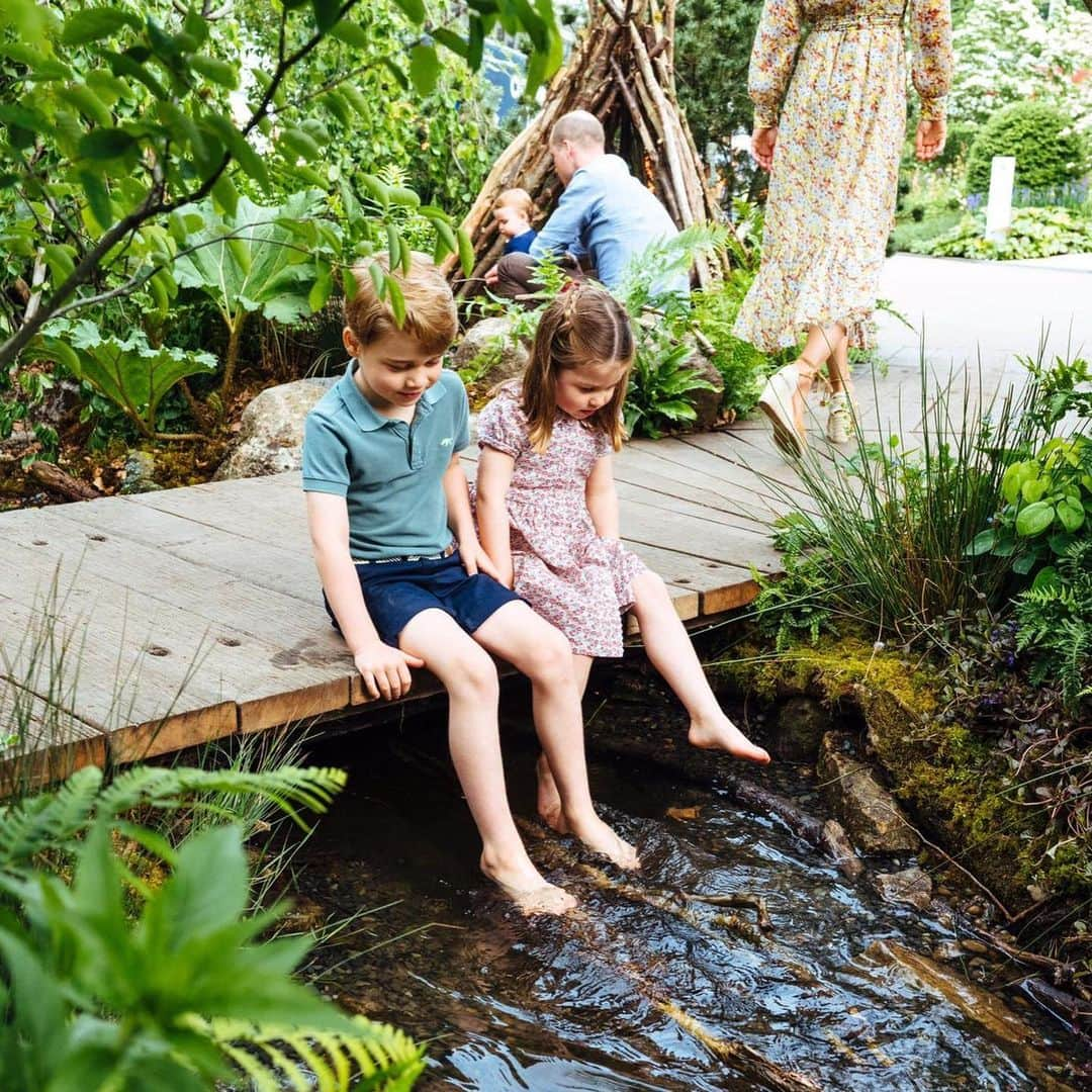 ロイヤル・ファミリーさんのインスタグラム写真 - (ロイヤル・ファミリーInstagram)「The Duke and Duchess of Cambridge are very pleased to share some new photographs of their family as they visited the Royal Horticultural Society (RHS) ‘Back to Nature’ Garden at the RHS Chelsea Flower Show this afternoon. The photographs were taken by @mattporteous.  @the_rhs Back to Nature Garden, designed by The Duchess and award-winning landscape architects Andrée Davies and Adam White of Davies White Landscape Architects, is a woodland setting for families and communities to come together and connect with nature.  Her Royal Highness is a strong advocate for the proven benefits the outdoors has on physical and mental health, and the positive impact that nature and the environment can have on childhood development in particular.  Over the past months, Prince George, Princess Charlotte and Prince Louis have helped The Duchess gather moss, leaves and twigs to help decorate the garden. Hazel sticks collected by the family were also used to make the garden’s den.  Tomorrow Her Majesty The Queen, accompanied by other Members of the Royal Family, will attend the RHS Chelsea Flower Show.」5月20日 6時32分 - theroyalfamily