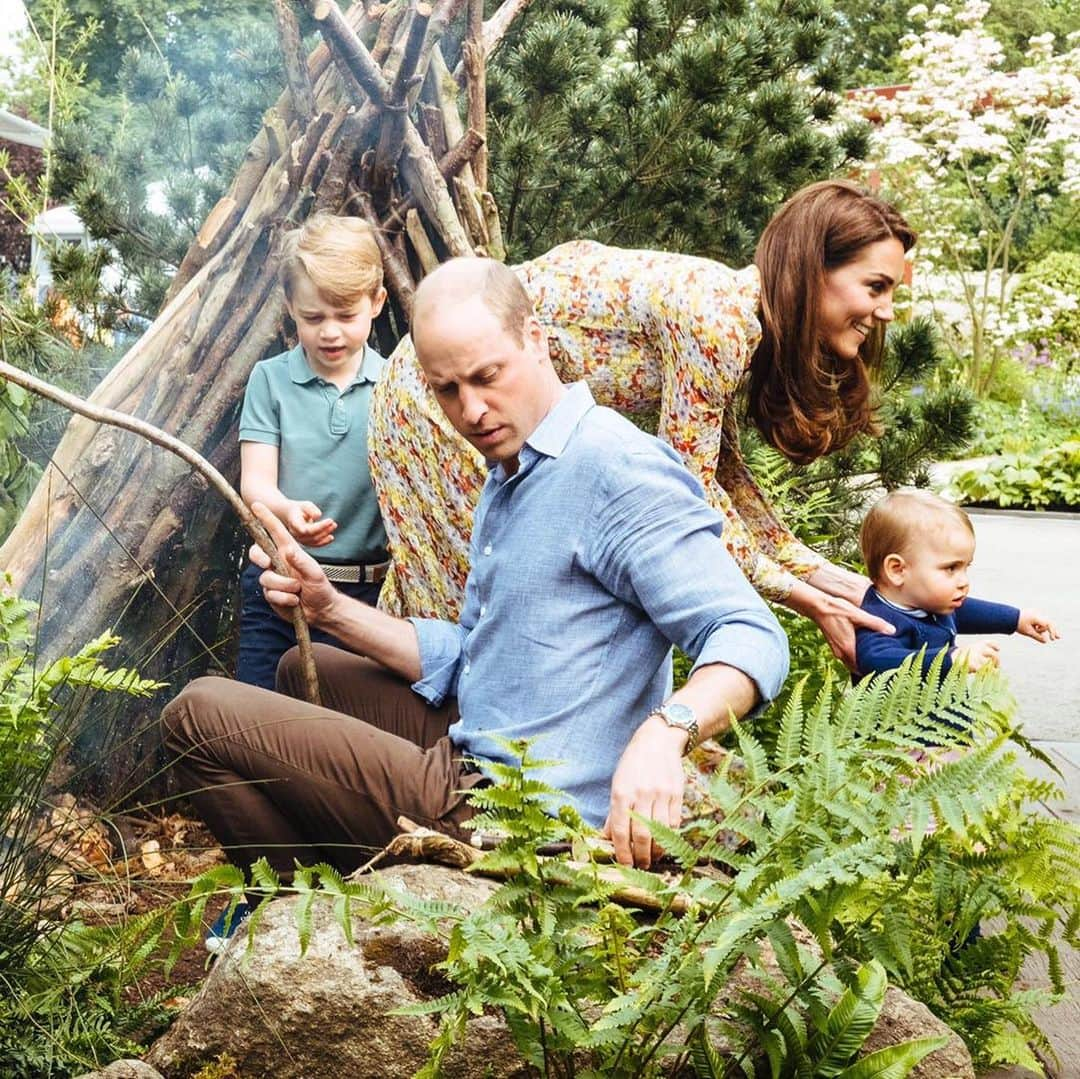 ロイヤル・ファミリーさんのインスタグラム写真 - (ロイヤル・ファミリーInstagram)「The Duke and Duchess of Cambridge are very pleased to share some new photographs of their family as they visited the Royal Horticultural Society (RHS) ‘Back to Nature’ Garden at the RHS Chelsea Flower Show this afternoon. The photographs were taken by @mattporteous.  @the_rhs Back to Nature Garden, designed by The Duchess and award-winning landscape architects Andrée Davies and Adam White of Davies White Landscape Architects, is a woodland setting for families and communities to come together and connect with nature.  Her Royal Highness is a strong advocate for the proven benefits the outdoors has on physical and mental health, and the positive impact that nature and the environment can have on childhood development in particular.  Over the past months, Prince George, Princess Charlotte and Prince Louis have helped The Duchess gather moss, leaves and twigs to help decorate the garden. Hazel sticks collected by the family were also used to make the garden’s den.  Tomorrow Her Majesty The Queen, accompanied by other Members of the Royal Family, will attend the RHS Chelsea Flower Show.」5月20日 6時32分 - theroyalfamily