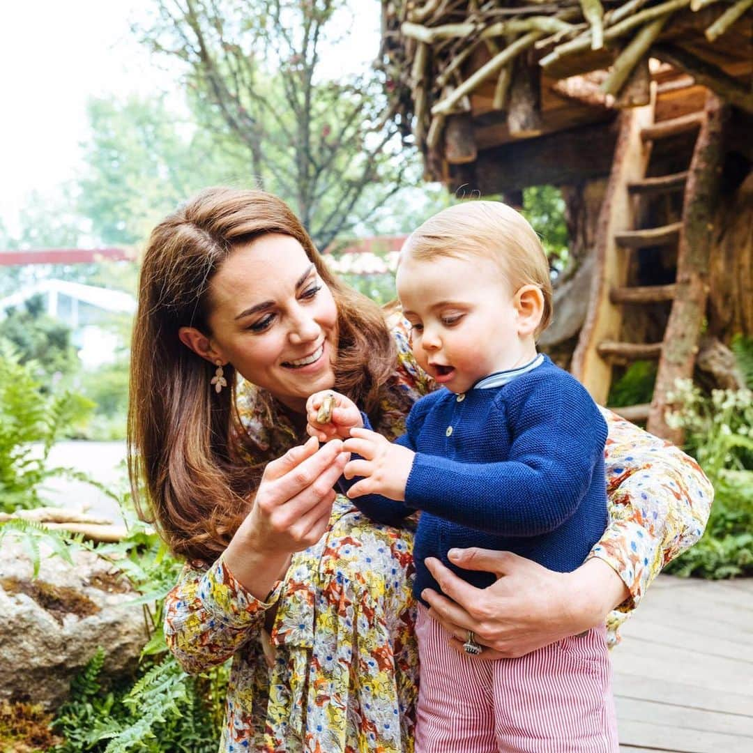 ロイヤル・ファミリーさんのインスタグラム写真 - (ロイヤル・ファミリーInstagram)「The Duke and Duchess of Cambridge are very pleased to share some new photographs of their family as they visited the Royal Horticultural Society (RHS) ‘Back to Nature’ Garden at the RHS Chelsea Flower Show this afternoon. The photographs were taken by @mattporteous.  @the_rhs Back to Nature Garden, designed by The Duchess and award-winning landscape architects Andrée Davies and Adam White of Davies White Landscape Architects, is a woodland setting for families and communities to come together and connect with nature.  Her Royal Highness is a strong advocate for the proven benefits the outdoors has on physical and mental health, and the positive impact that nature and the environment can have on childhood development in particular.  Over the past months, Prince George, Princess Charlotte and Prince Louis have helped The Duchess gather moss, leaves and twigs to help decorate the garden. Hazel sticks collected by the family were also used to make the garden’s den.  Tomorrow Her Majesty The Queen, accompanied by other Members of the Royal Family, will attend the RHS Chelsea Flower Show.」5月20日 6時32分 - theroyalfamily