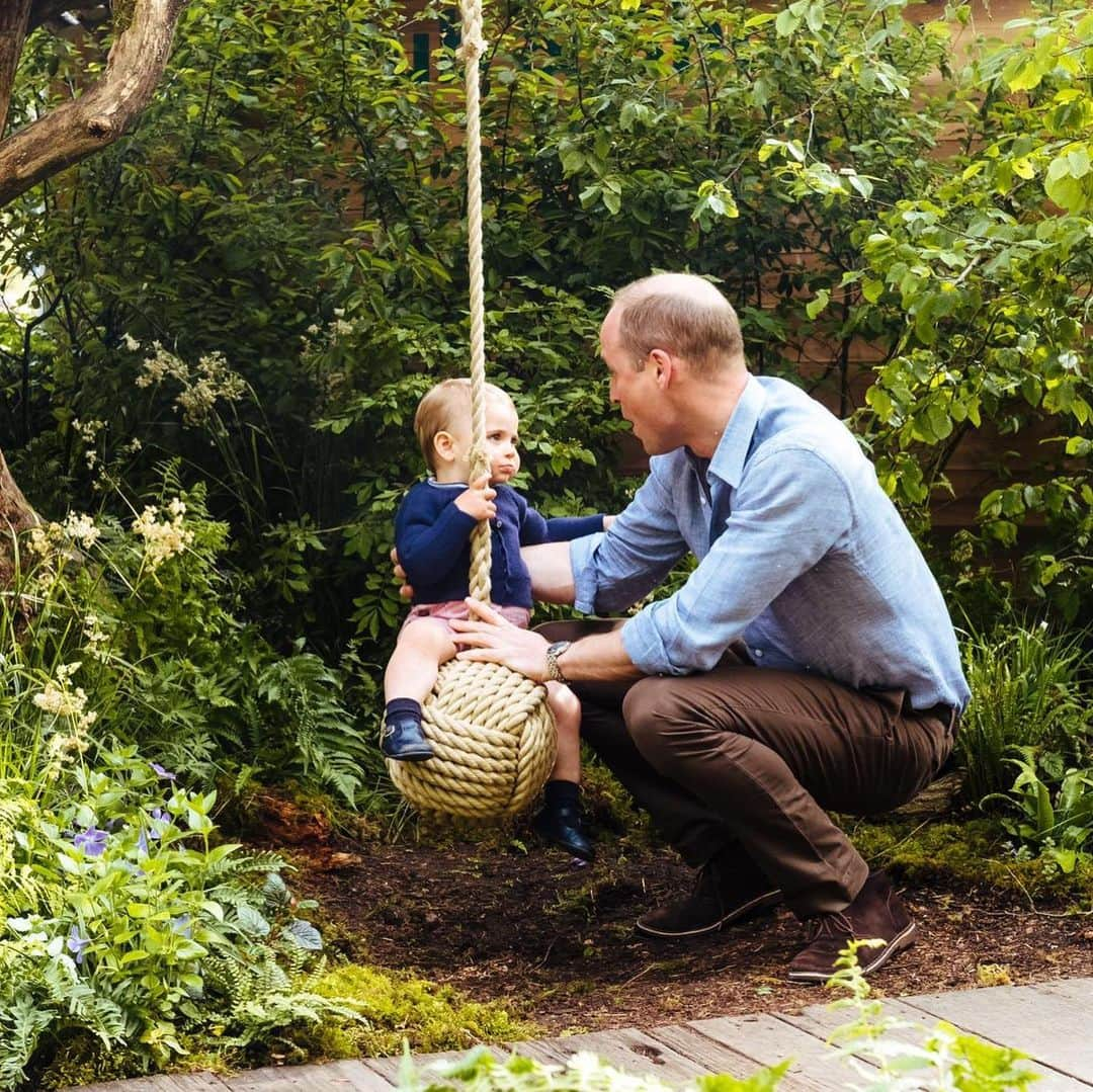 ロイヤル・ファミリーさんのインスタグラム写真 - (ロイヤル・ファミリーInstagram)「The Duke and Duchess of Cambridge are very pleased to share some new photographs of their family as they visited the Royal Horticultural Society (RHS) ‘Back to Nature’ Garden at the RHS Chelsea Flower Show this afternoon. The photographs were taken by @mattporteous.  @the_rhs Back to Nature Garden, designed by The Duchess and award-winning landscape architects Andrée Davies and Adam White of Davies White Landscape Architects, is a woodland setting for families and communities to come together and connect with nature.  Her Royal Highness is a strong advocate for the proven benefits the outdoors has on physical and mental health, and the positive impact that nature and the environment can have on childhood development in particular.  Over the past months, Prince George, Princess Charlotte and Prince Louis have helped The Duchess gather moss, leaves and twigs to help decorate the garden. Hazel sticks collected by the family were also used to make the garden’s den.  Tomorrow Her Majesty The Queen, accompanied by other Members of the Royal Family, will attend the RHS Chelsea Flower Show.」5月20日 6時32分 - theroyalfamily