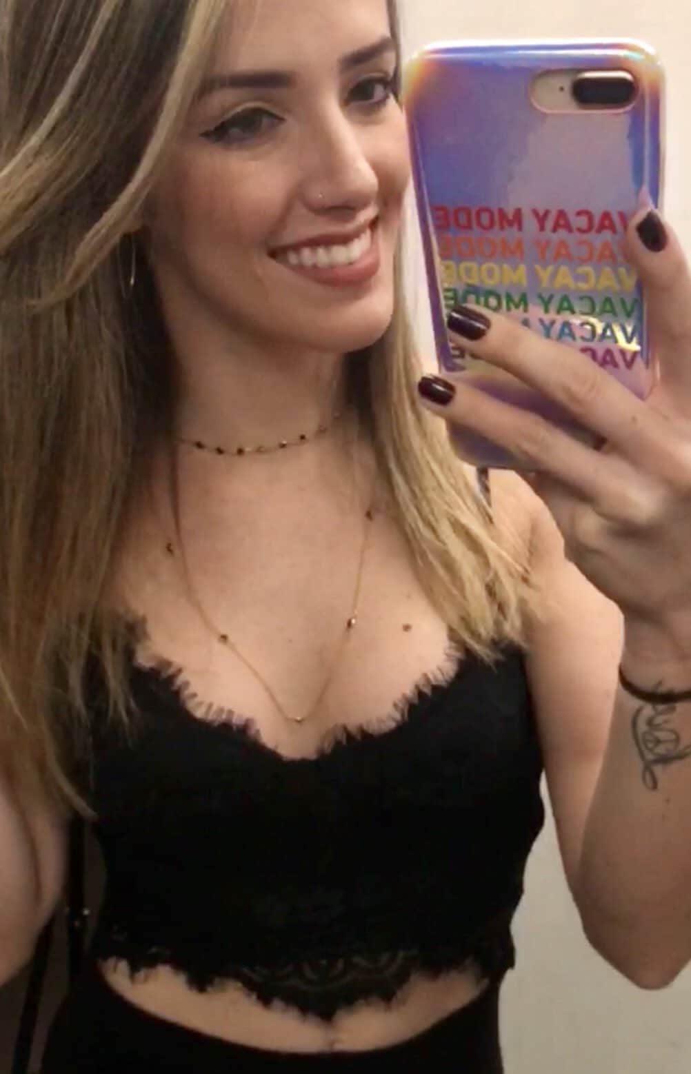 のインスタグラム：「Primeiro vídeo aqui pro IGTV com essa make simples e rápida que fiz para sair a noite... Filmei brincando e acabei gostando e resolvi postar pra vocês 😍! Lembrando que não sou nenhum pouco profissional em maquiagem hahahaha, mas espero que gostem do meu videozinho, prometo que vou tentar gravar mais coisas legais pra postar por aqui! ✨💄🎥💁🏼‍♀️❤️」