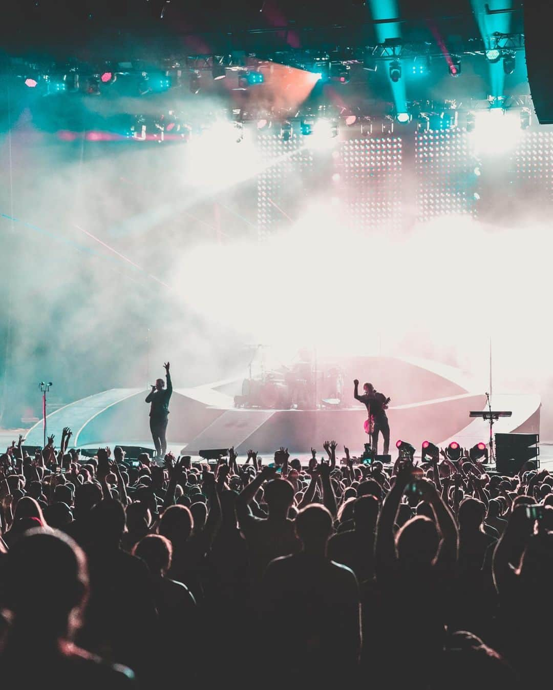 Shinedownさんのインスタグラム写真 - (ShinedownInstagram)「PHILLY... Can’t get last night off our minds!!! It was absolutely NEXT LEVEL. Until next time my friends... . . 📷 @sanjayparikhphoto #shinedown #shinedownfamily #philly #mmrbq @933wmmr」5月20日 6時33分 - shinedown