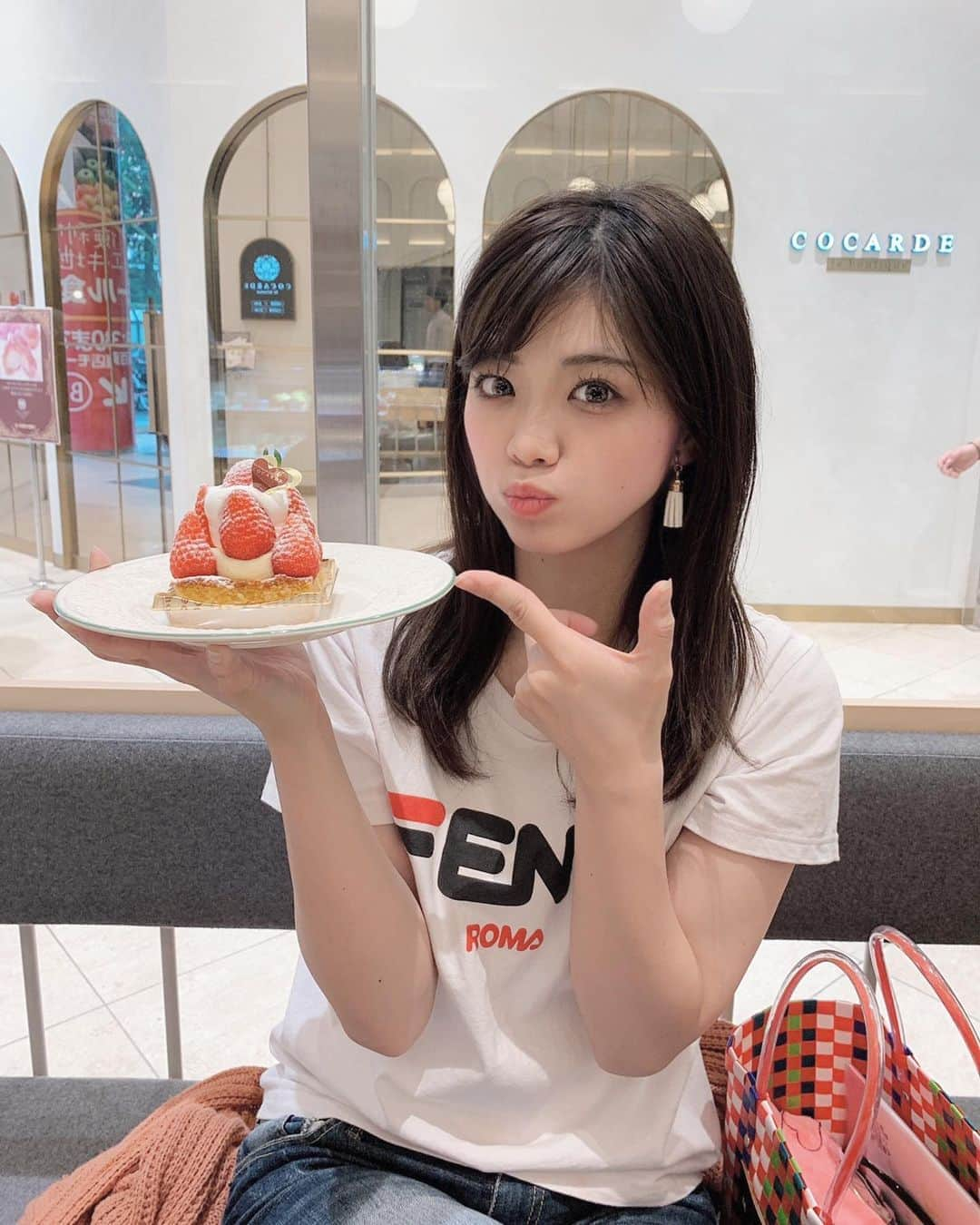 武井玲奈さんのインスタグラム写真 - (武井玲奈Instagram)「. . みてみて、苺タルト🍓 食べていいかな？？？？？ の図（笑） . . 連続の #彼女とデートなう 投稿 今回はスイーツデート編（笑） . . #おはようございます #タルトは最後のL字部分が好きです #好きなものは最後に食べるタイプです #苺タルト #彼女とデートなうに使っていいよ #FENDI #date #デート #スイーツ巡り #スイーツデート #model #モデル #タレント #🍓 #苺 #美味しかった」5月20日 6時43分 - takeirena