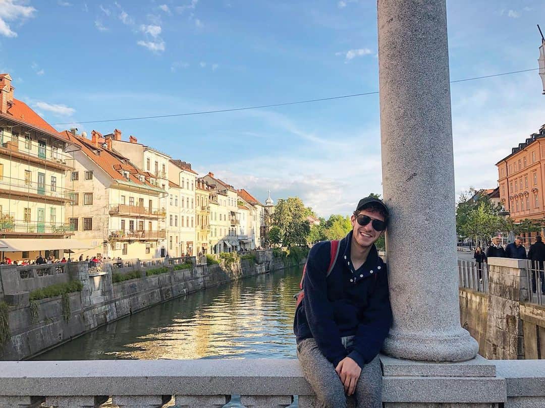 ジェイソン・ブラウンのインスタグラム：「Sending love from Ljubljana! 😘 リュブリャナからこんにちは! ✨」