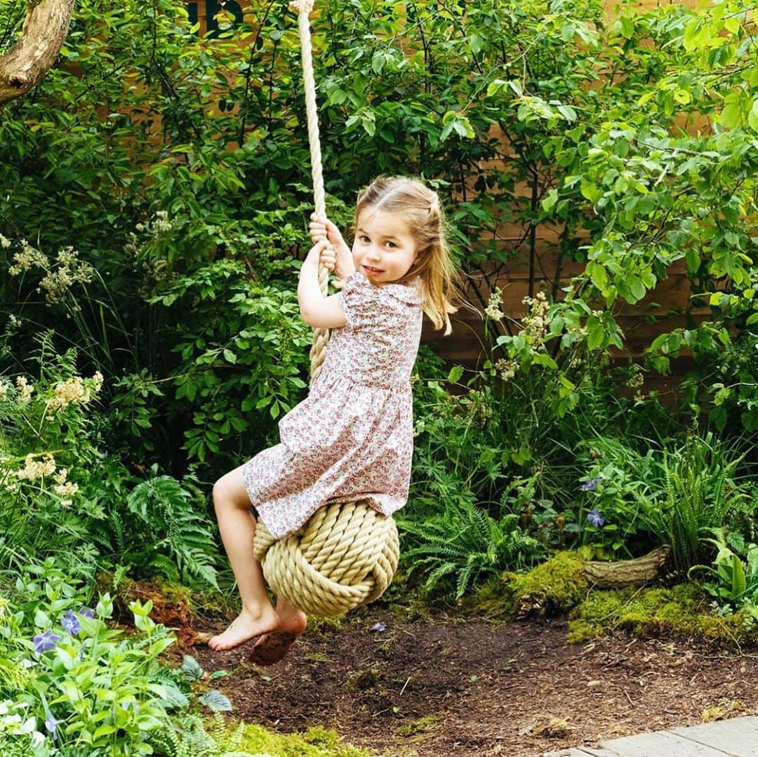 People Magazineさんのインスタグラム写真 - (People MagazineInstagram)「Kate Middleton and Prince William spent some family time with their adorable little ones Prince George, Princess Charlotte and Prince Louis at the Chelsea Flower Show in London. ❤️ What a royal way for the Duke and Duchess of Cambridge to enjoy Sunday fun day! Tap our bio link for more on the family’s special outing. | 📷: Matt Porteous/PA Wire」5月20日 6時38分 - people