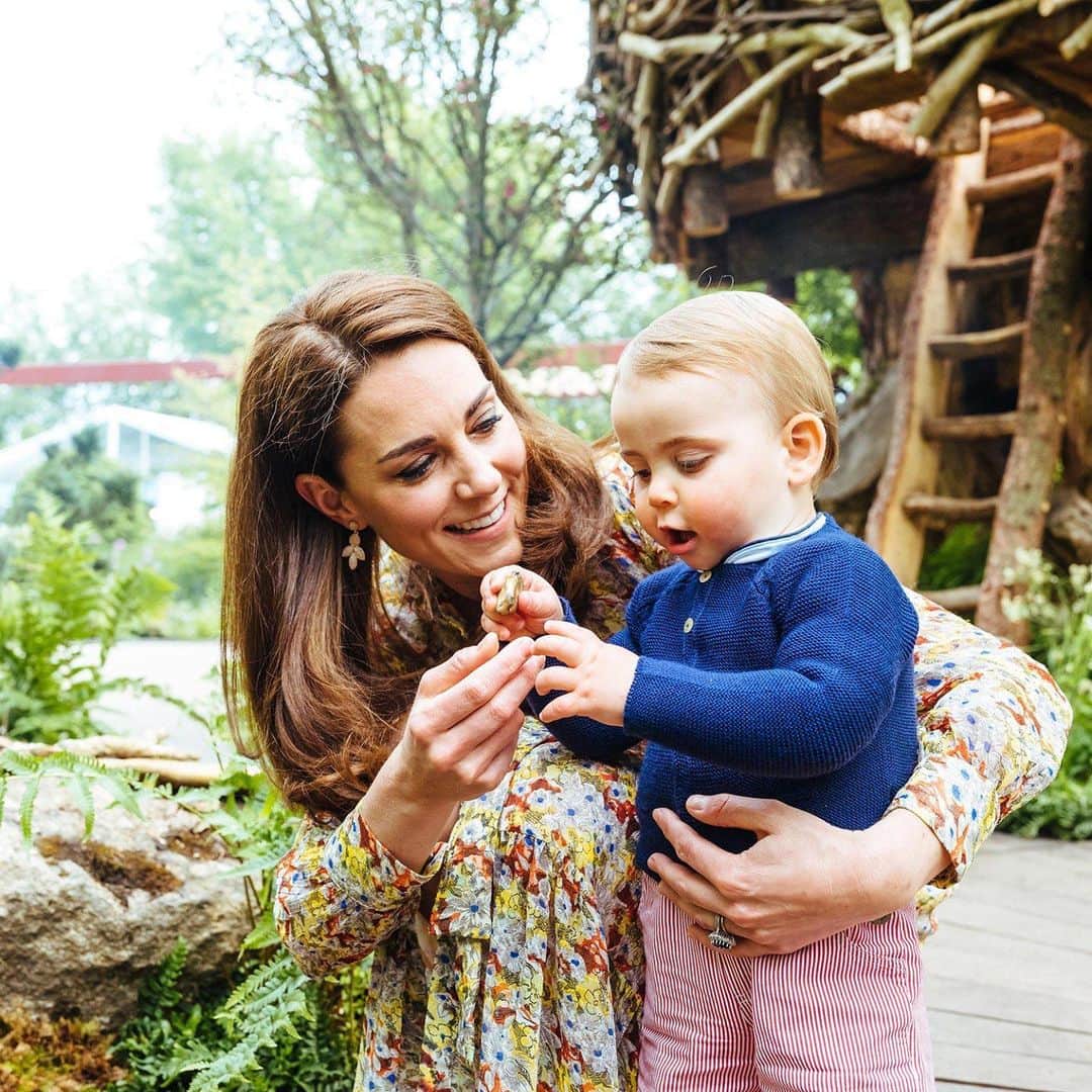 People Magazineさんのインスタグラム写真 - (People MagazineInstagram)「Kate Middleton and Prince William spent some family time with their adorable little ones Prince George, Princess Charlotte and Prince Louis at the Chelsea Flower Show in London. ❤️ What a royal way for the Duke and Duchess of Cambridge to enjoy Sunday fun day! Tap our bio link for more on the family’s special outing. | 📷: Matt Porteous/PA Wire」5月20日 6時38分 - people