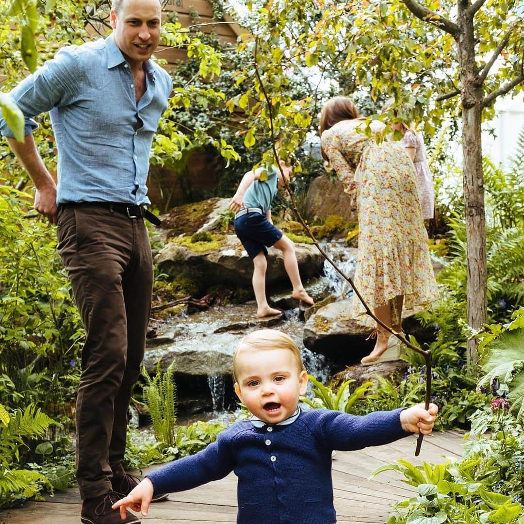 People Magazineさんのインスタグラム写真 - (People MagazineInstagram)「Kate Middleton and Prince William spent some family time with their adorable little ones Prince George, Princess Charlotte and Prince Louis at the Chelsea Flower Show in London. ❤️ What a royal way for the Duke and Duchess of Cambridge to enjoy Sunday fun day! Tap our bio link for more on the family’s special outing. | 📷: Matt Porteous/PA Wire」5月20日 6時38分 - people