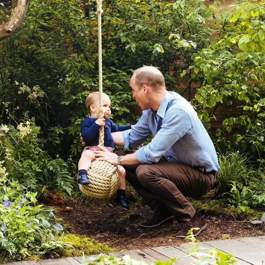 People Magazineさんのインスタグラム写真 - (People MagazineInstagram)「Kate Middleton and Prince William spent some family time with their adorable little ones Prince George, Princess Charlotte and Prince Louis at the Chelsea Flower Show in London. ❤️ What a royal way for the Duke and Duchess of Cambridge to enjoy Sunday fun day! Tap our bio link for more on the family’s special outing. | 📷: Matt Porteous/PA Wire」5月20日 6時38分 - people