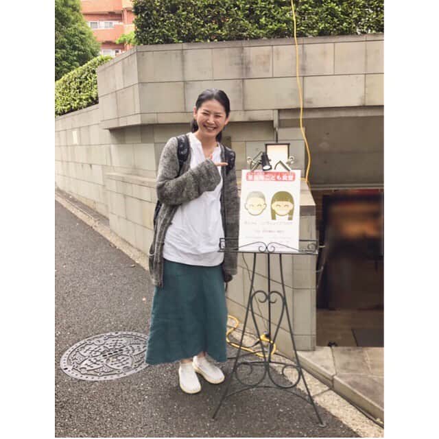 睦のインスタグラム：「久しぶりに。  東長寺さんの こども食堂の 緊急部隊として ボランティア出動！  配膳のお手伝いを させて頂きました。  作業の合間に、 可愛い子供達や ママさんやパパさん達と 一期一会で 触れ合えて いい時間。  そして今回も、 美味しい晩御飯を ご馳走になりました。  美味しかったぁ。  あやちゃん、 ご馳走さまでした。  また、 スケジュールさえ合えば 緊急部隊として 出動しますので、 いつでも 声かけてねっ。  #東長寺  #こども食堂  #ボランティア  #緊急部隊  #配膳  #子供  #ママ  #御馳走さま  #夕飯  #家族  #kian  #family  #father  #mother  #couple  #コミュニケーション  #communication  #papa  #食育  #mama  #life  #食事  #井上睦都実 #睦  #volunteer  #childrens  #cafeteria  #子供食堂  #temple  #きあん」