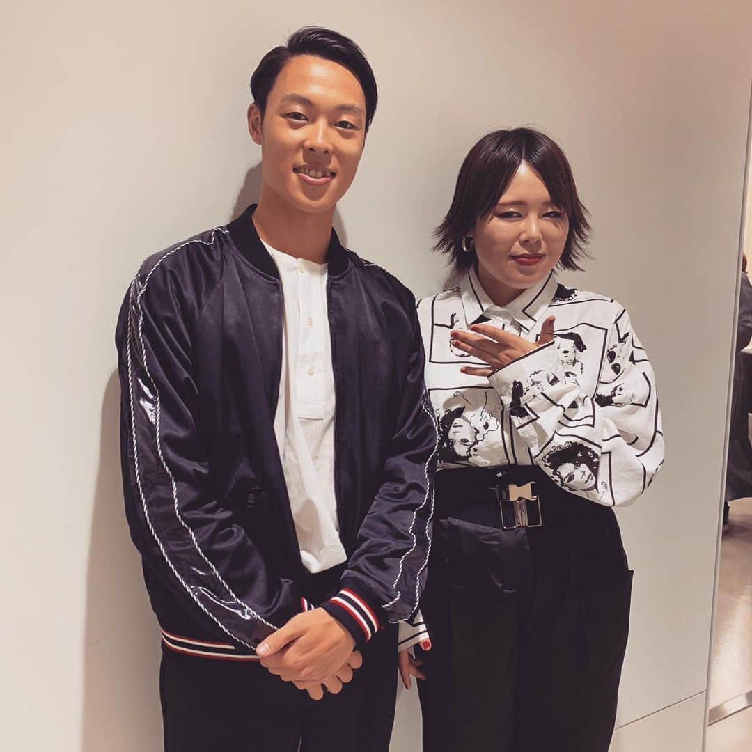 小林陵侑のインスタグラム：「ブルゾンさんの学生の頃に激似だ、、 行列の撮影で一緒でした👨‍👨‍👧 #ブルゾンちえみ #小林陵侑 #withB #スキージャンプ #土屋ホーム #ryoyukobayashi」