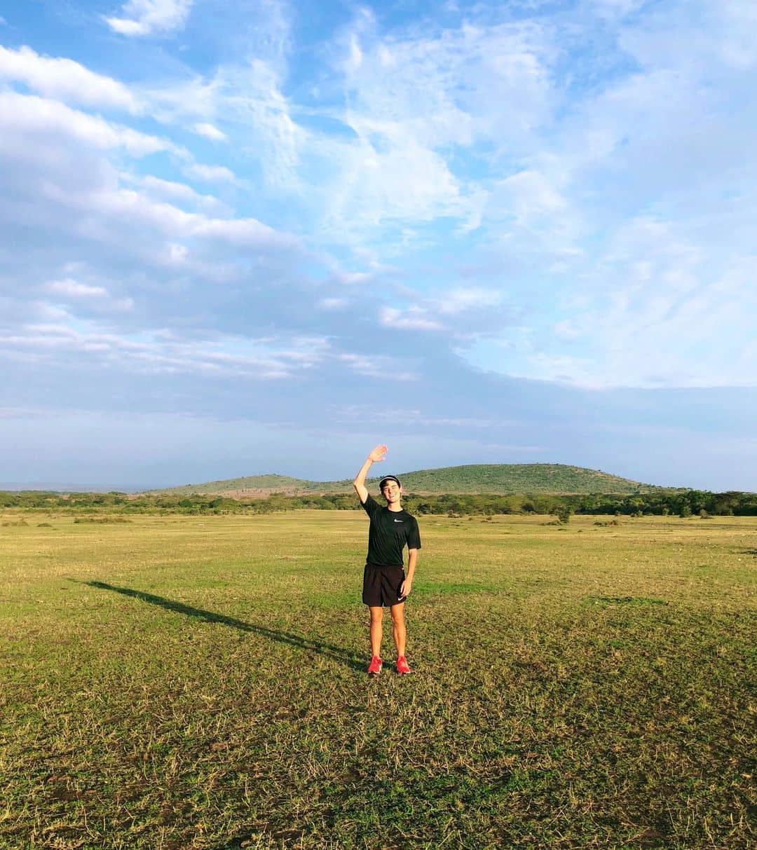 コナー・フランタのインスタグラム：「Happy Sunday! Went for a beautiful 7 mile run this morning, and since i don’t have any photos of that, here’s one of me on a run at 7am on an open Kenyan savanna back in August. The sun was rising in front of me and a dazzle of zebra (had to look that one up) was having breakfast to my left 🏃🏻‍♂️🌱🦓」